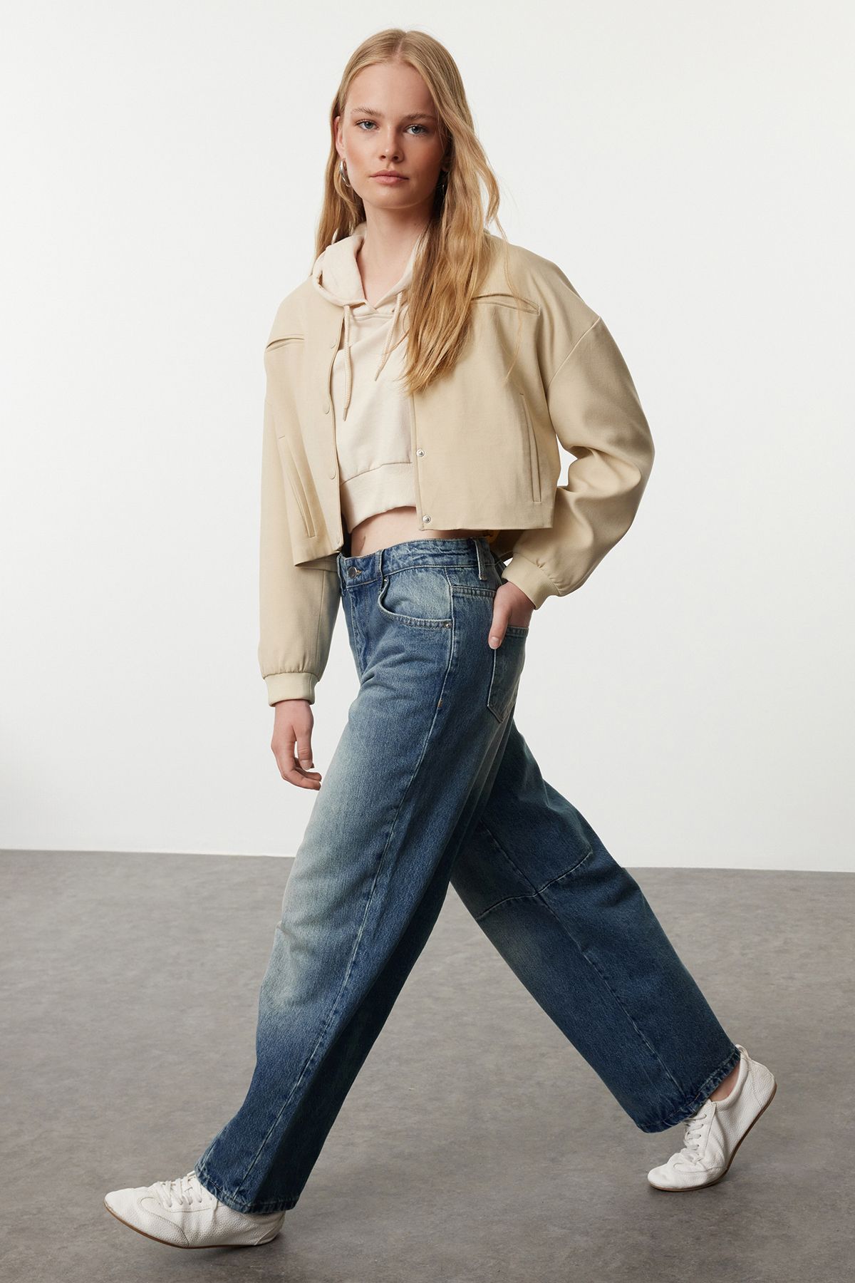 Trendyol Collection-Jeansy Vintage Mega Baggy z wysokim stanem - Blue Pale Effect Barrel Twoaw25Je00295 2