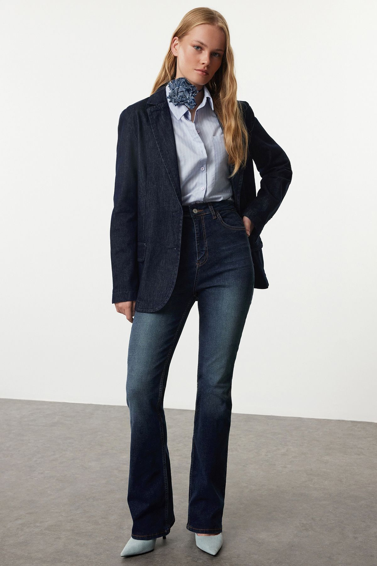 Trendyol Collection Jeansy Dzwony W Kolorze Niebieskim Z Wysokim Stanem - Kobieta - 36