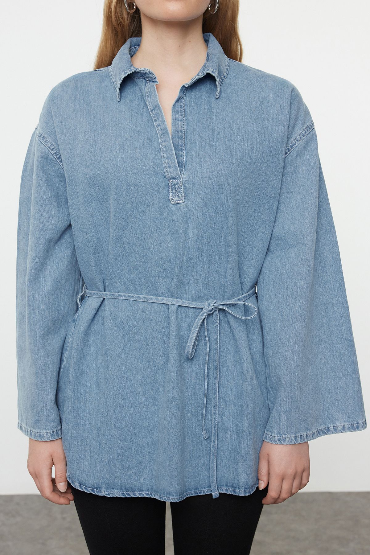 Trendyol Collection-Übergroßes blaues Jeanshemd zum Binden, TWOAW25GO00082 4