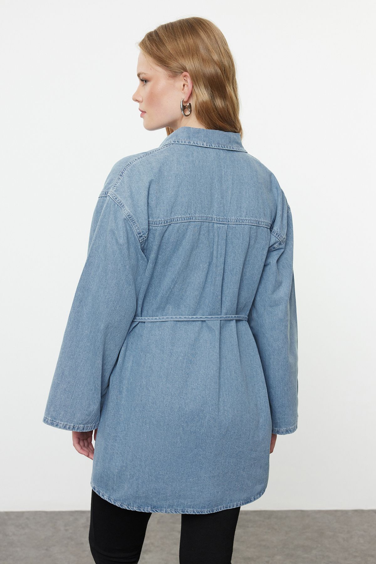 Trendyol Collection-Übergroßes blaues Jeanshemd zum Binden, TWOAW25GO00082 5