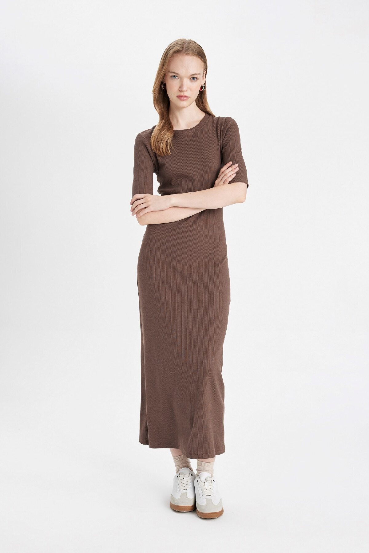 Asymmetrisches Kleid mit Rundhalsausschnitt und Kristallen in Smoke für Asymmetrisches Kleid mit Rundhalsausschnitt und Kristallen in Smoke für