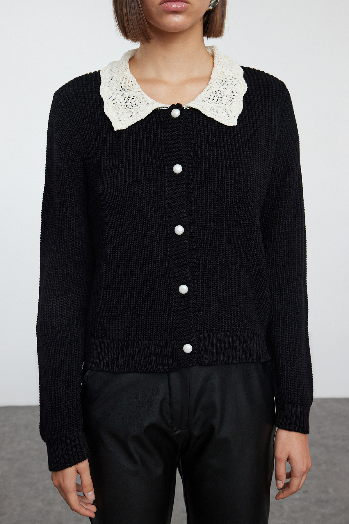 Trendyolmilla  Siyah Yumuşak Dokulu Gömlek Garnili Detaylı Triko Hırka TWOAW25HI00253 - Görsel 3