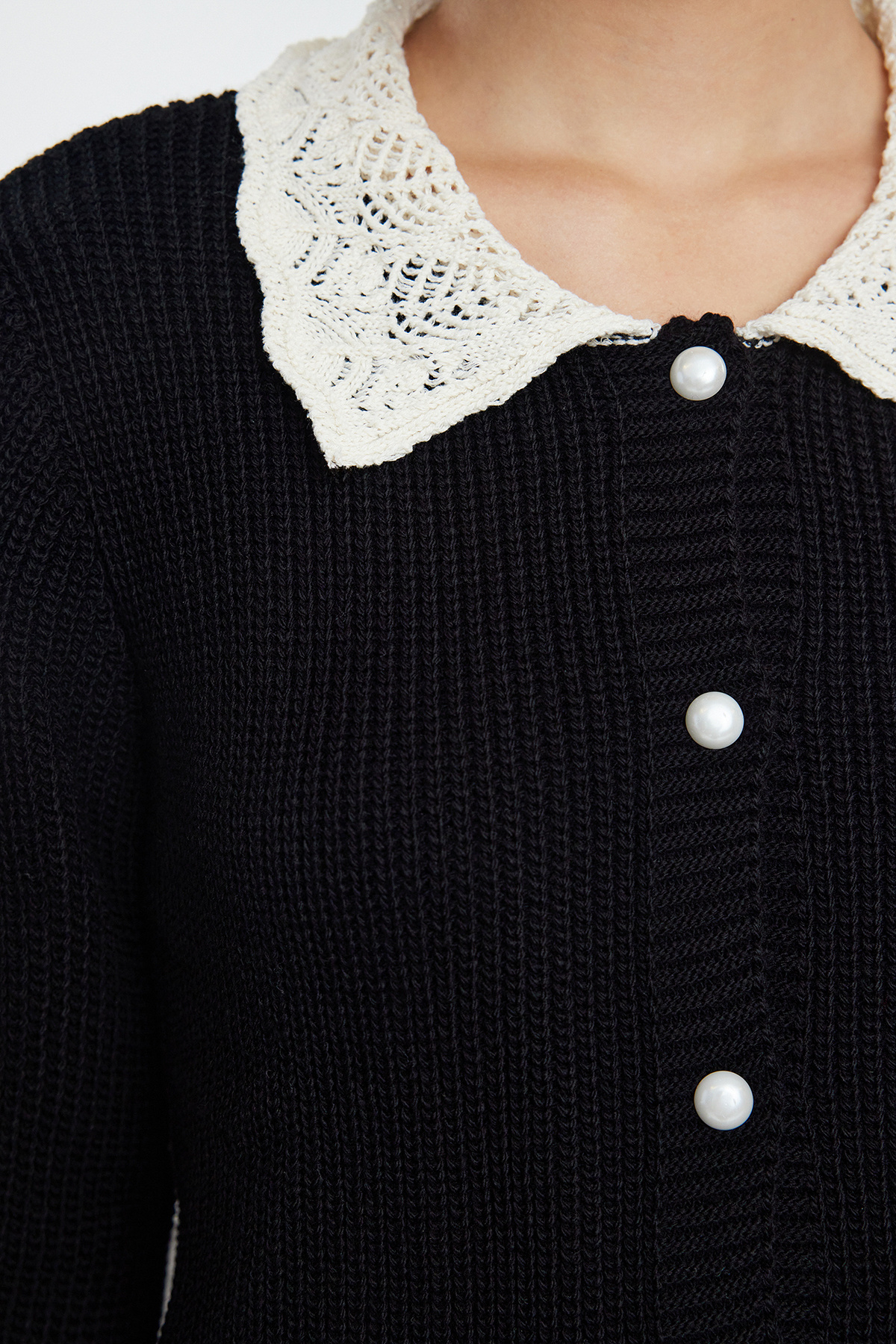 Trendyolmilla  Siyah Yumuşak Dokulu Gömlek Garnili Detaylı Triko Hırka TWOAW25HI00253 - Görsel 4