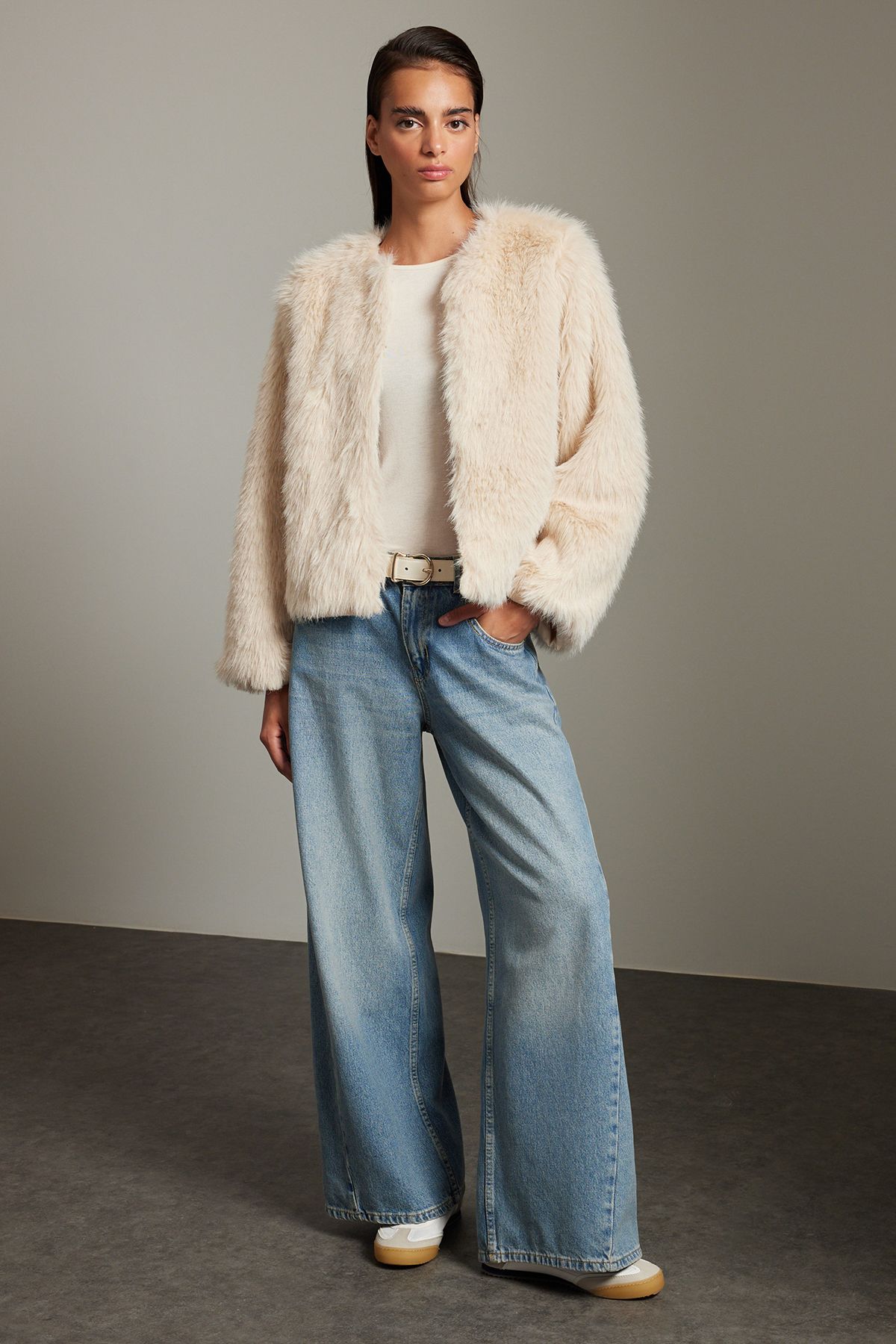 Trendyol Collection Ecru Oversize Formowany Płaszcz Futrzany Kobieta - L