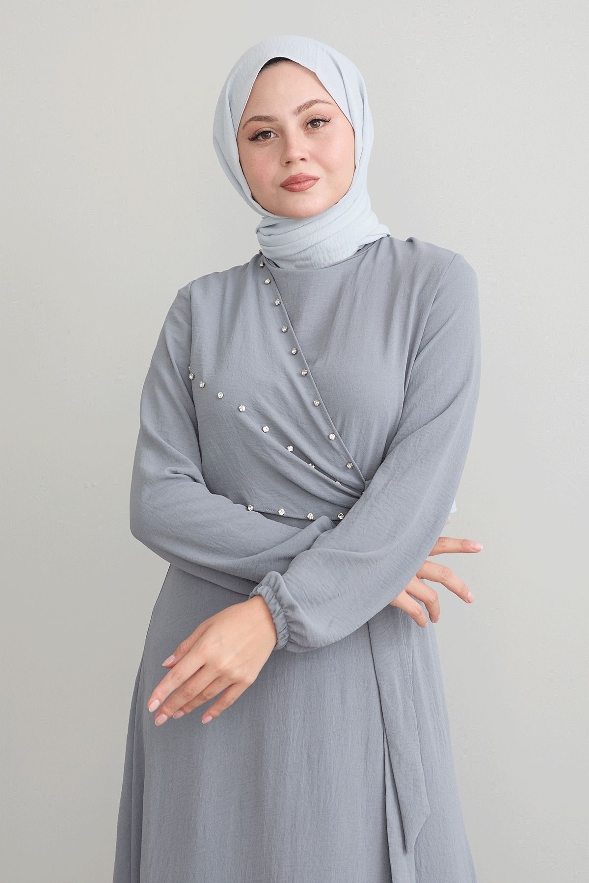 InStyle-Rochie Ayrobin cu perle gri - cu cravată în față 2