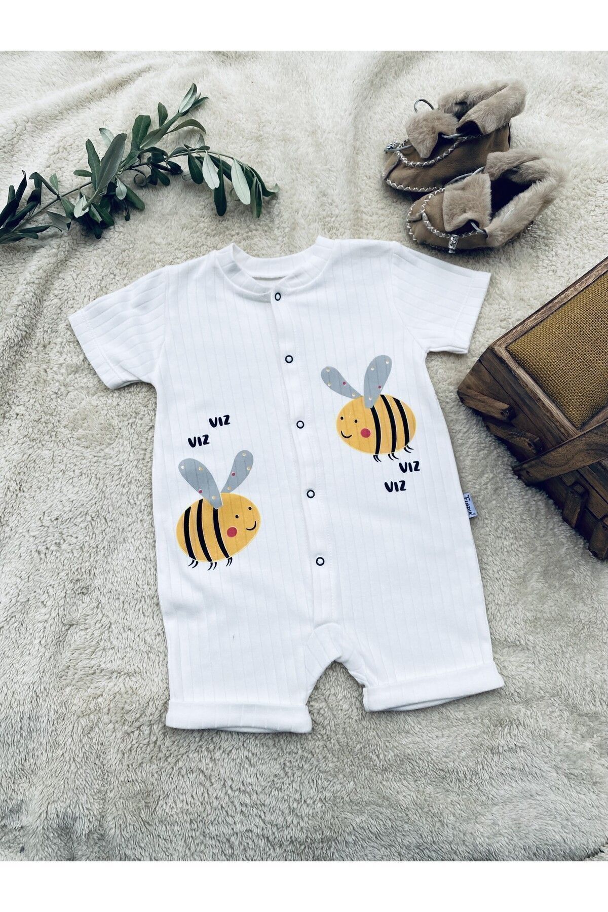 Gleamy FINDIK BEBE KIDS ARI DESEN ÇITÇITLI KISA KOLLU ŞORT TULUM(ZIBIN)%100 PAMUK fotoğrafı 3 (önizleme)