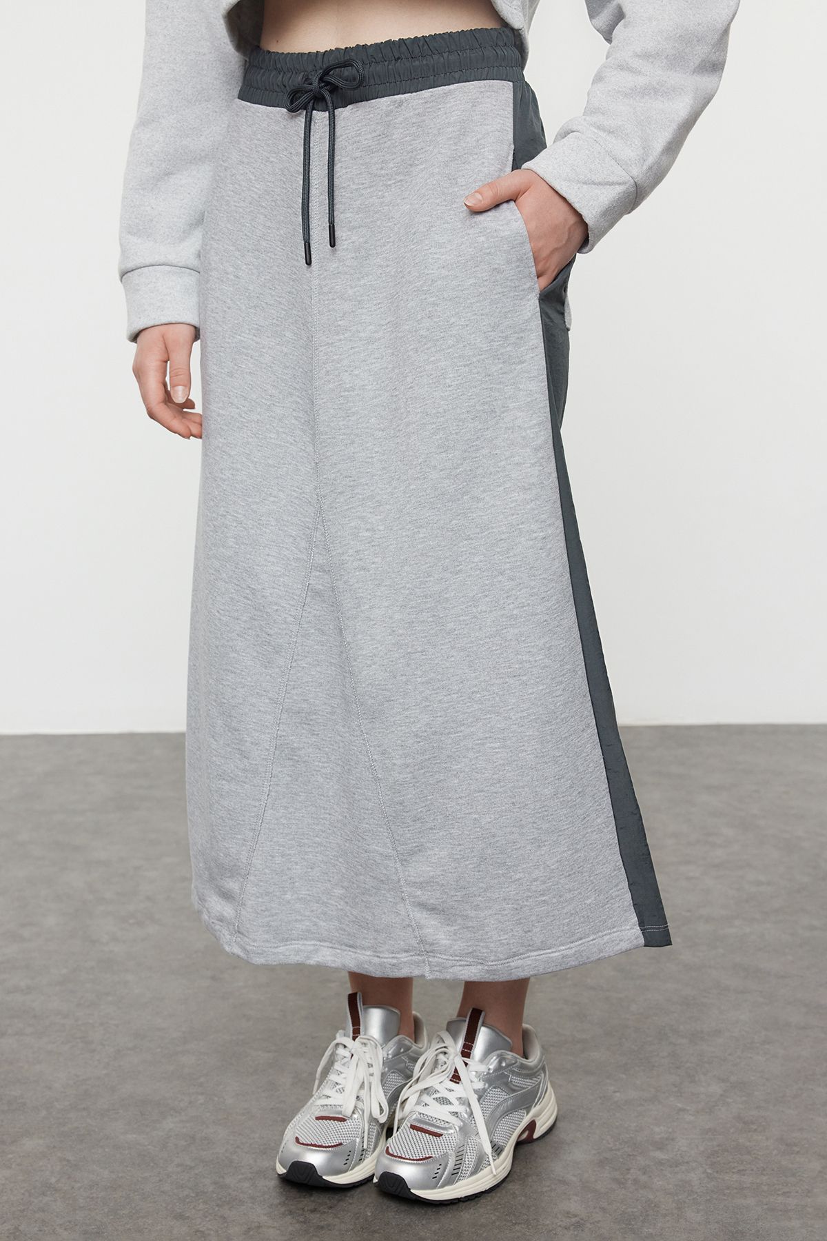 Trendyol Collection-Kényelmes öntött szürke midi szoknya - Twoaw25et00019 3