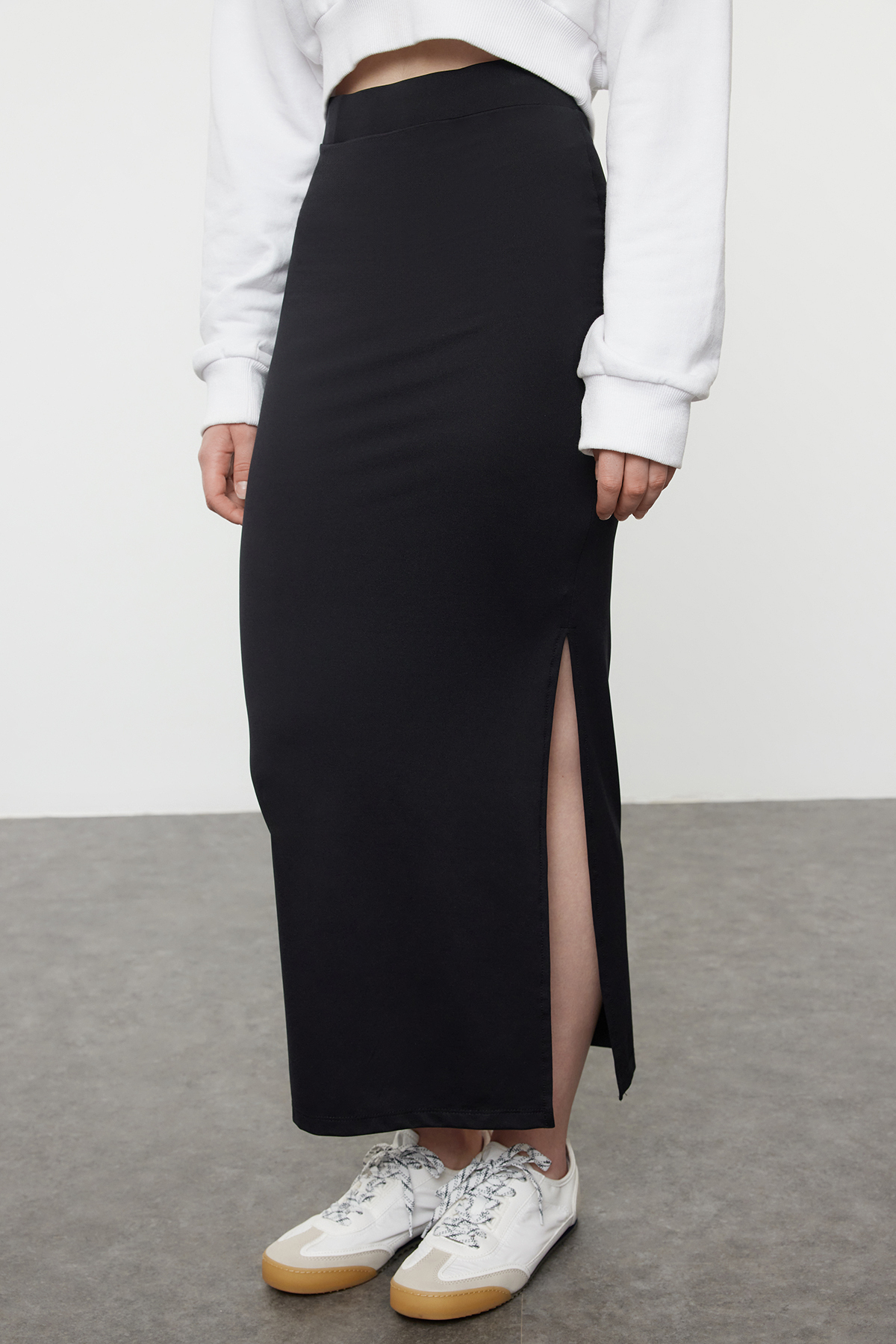 Trendyolmilla  Siyah Poliamid Düz Yırtmaçlı Kalem/Vücuda Oturan Midi Etek TWOAW25ET00046 - Görsel 8