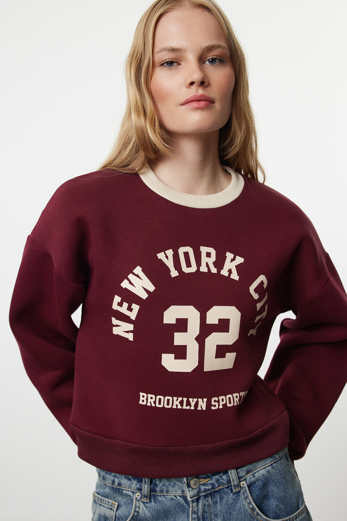Trendyolmilla  Bordo Renk Bloklu Slogan Oversize/Geniş Kalıp Crop Kalın İçi Polarlı Örme Sweatshirt TWOAW25SW00073