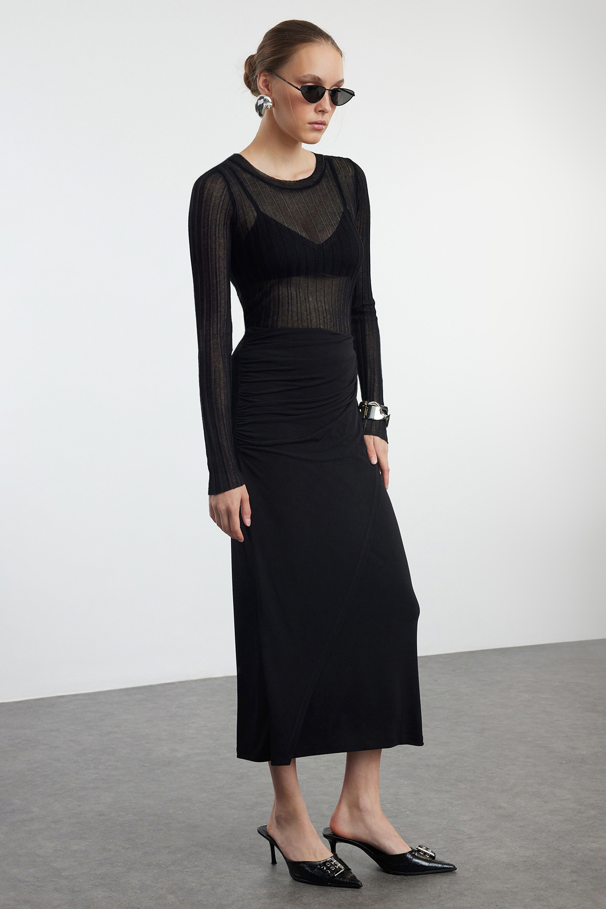 Trendyolmilla  Siyah Büzgü Drape Detaylı Maxi Anvelop Esnek Etek TWOAW25ET00096 - Görsel 6