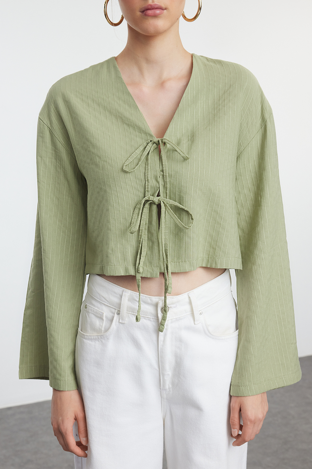 Trendyolmilla  Yeşil Bağlama Detaylı Çizgili Dokuma Gömlek TWOSS24GO00247 - Görsel 3