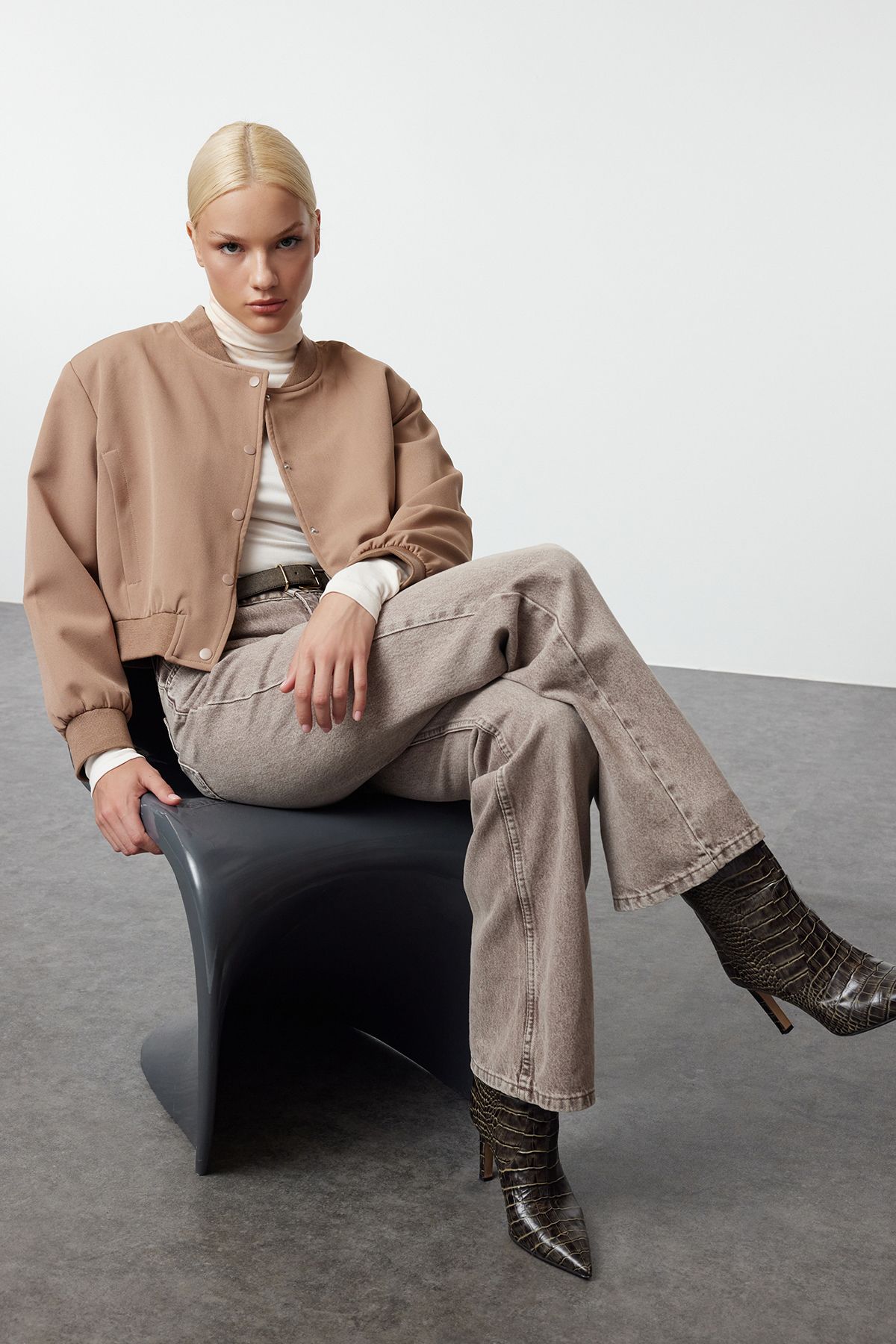 Trendyol Collection Kurtka Bomberka Taupe Crop Thin - Kobieta - 2XS