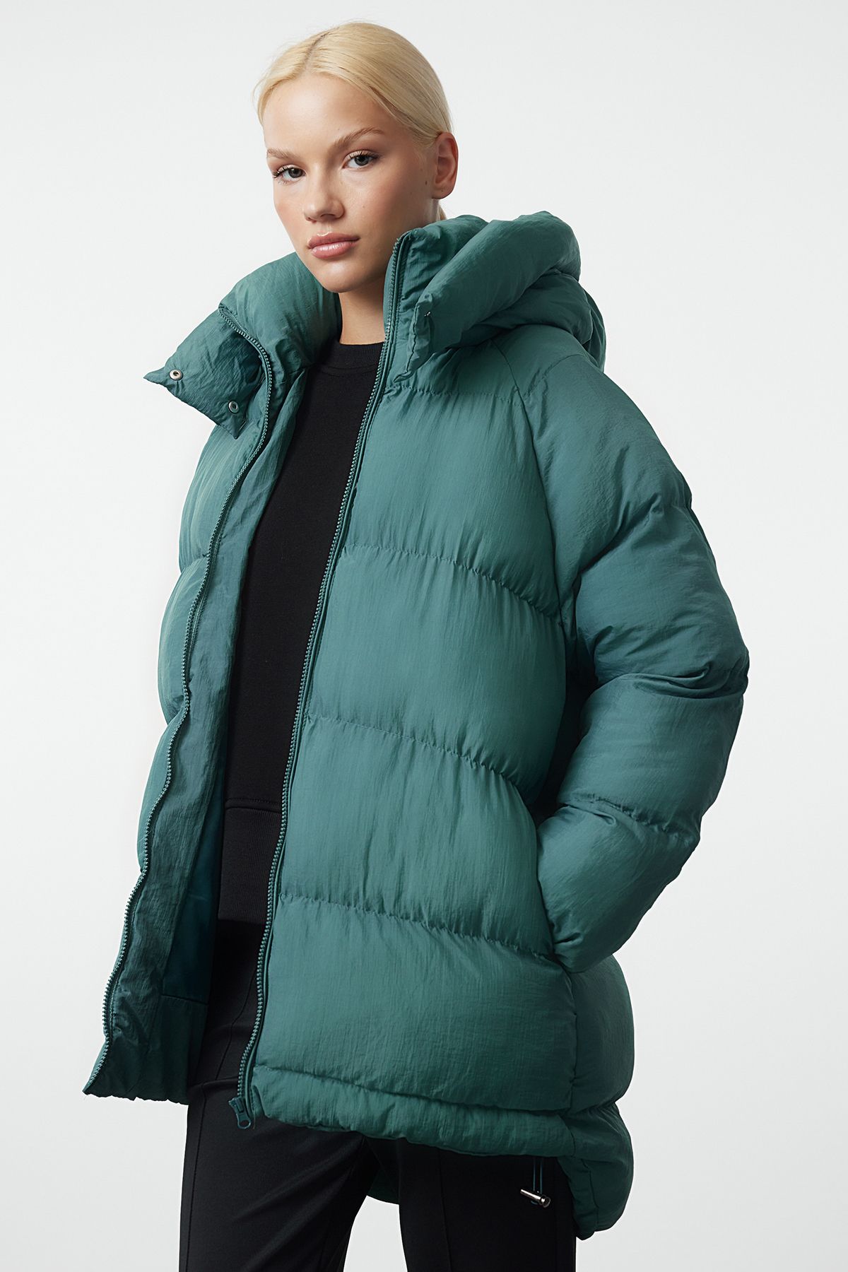 Trendyol Collection-Übergroße grüne Pufferjacke – Kapuze und wasserabweisend, Winter – TWOAW23MO00193 1