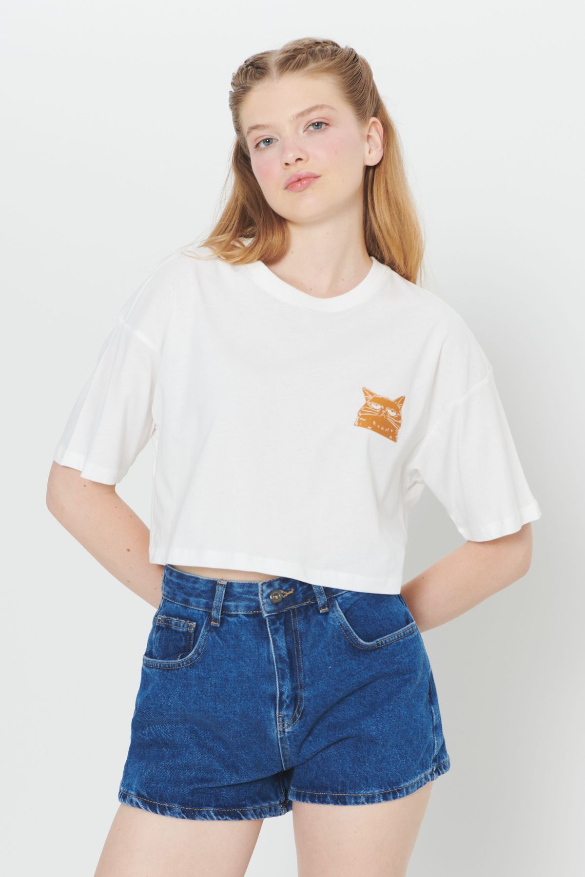 AC&Co / Altınyıldız Classics Ekru Oversize Fit Bol Kesim %100 Pamuk Bisiklet Yaka Baskılı Crop Tişört