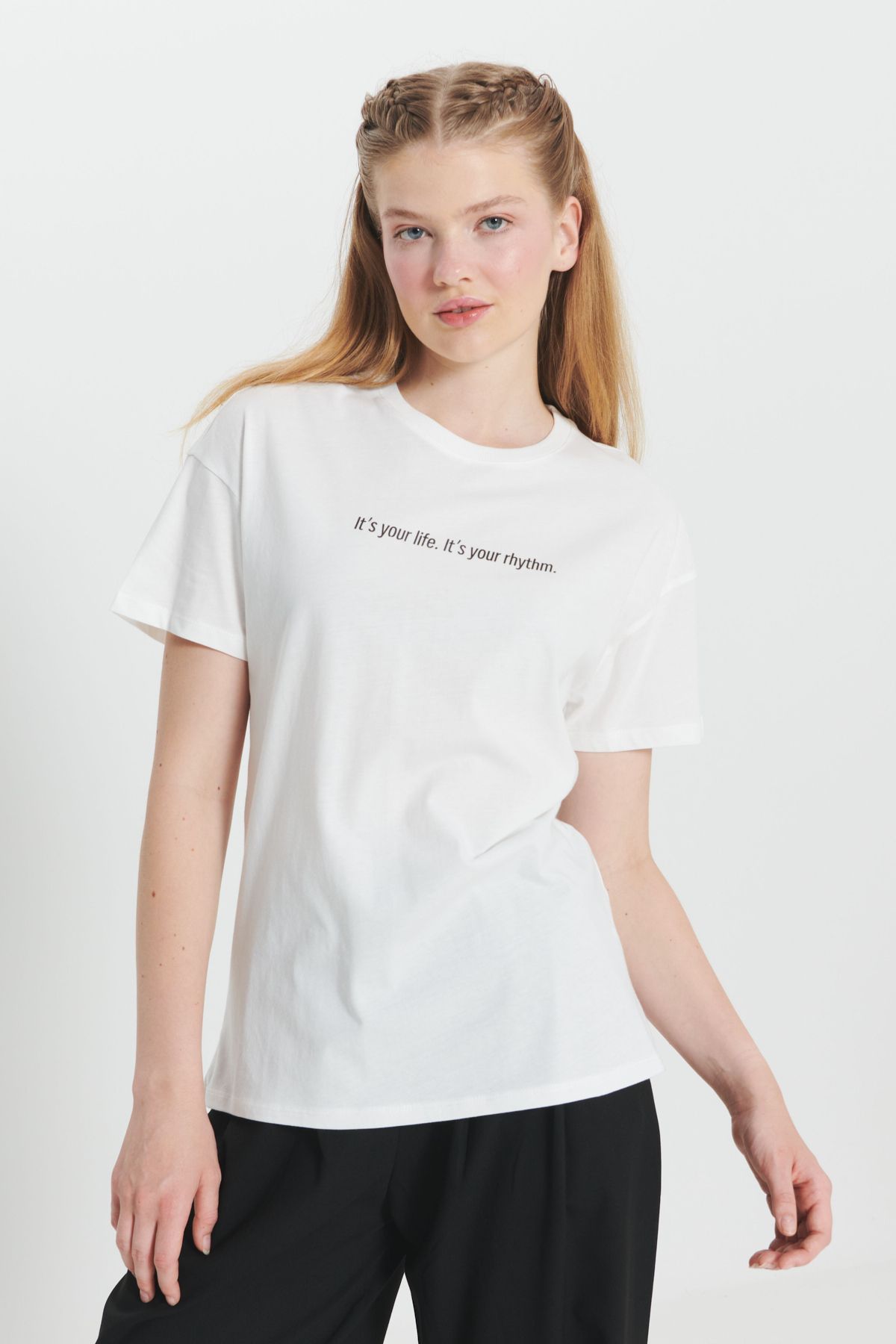 AC&Co / Altınyıldız Classics Ekru %100 Pamuk Oversize Fit Bol Kesim Bisiklet Yaka Baskılı Tişört