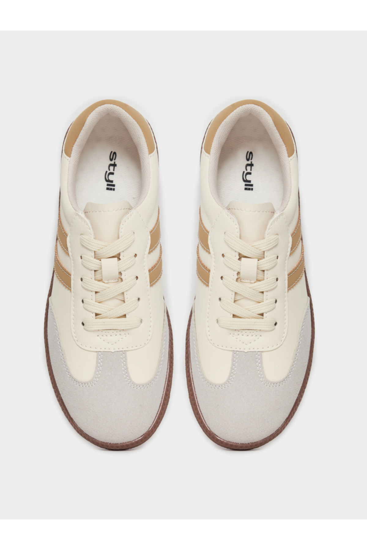 حذاء رياضي بتصميم غزال مخطط