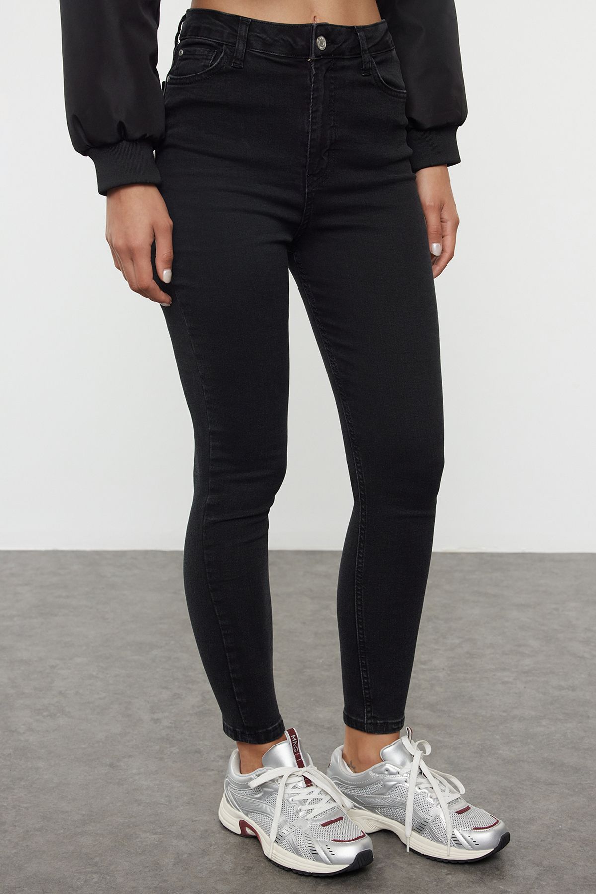 Trendyol Collection-Blugi skinny negri cu talie înaltă - TWOAW25JE00129 3