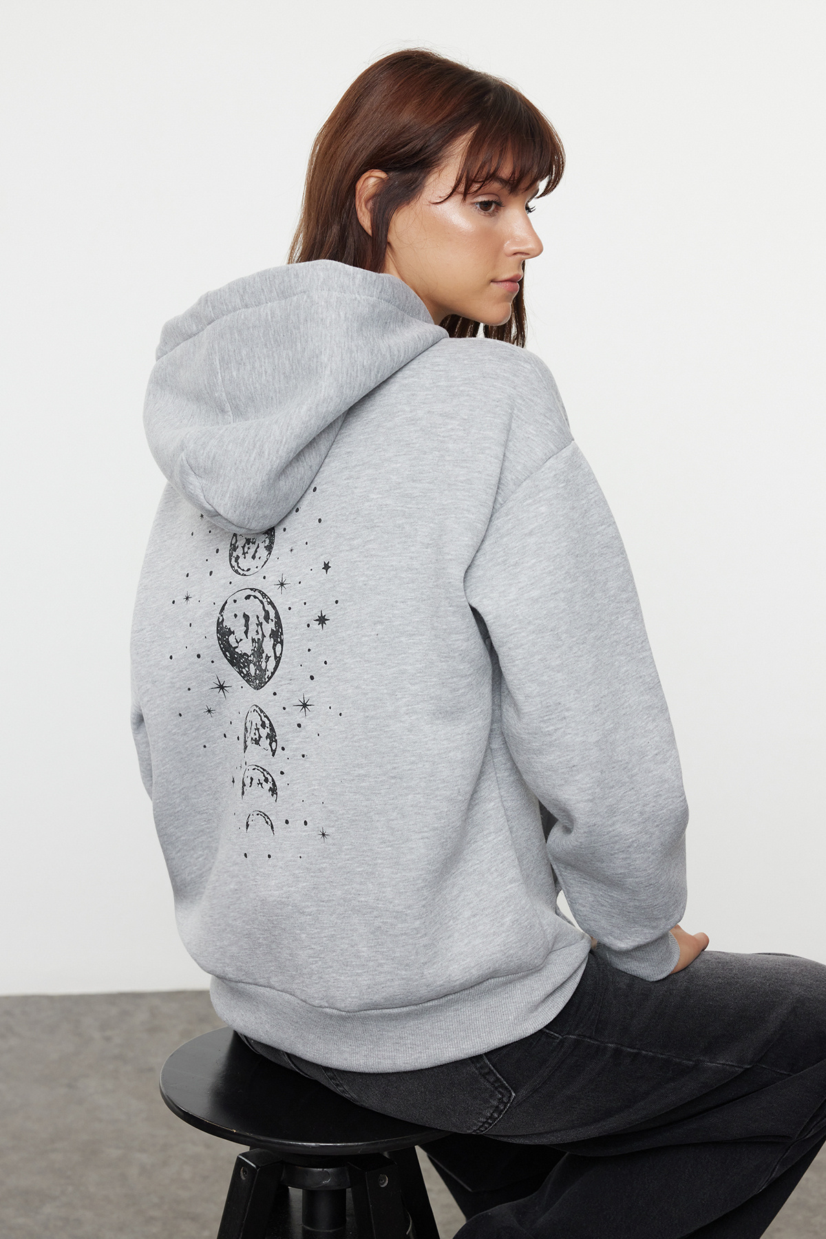 Trendyol Collection-Oversize fleecová mikina s kapucí, šedá melanž - TWOAW25sw00136 3