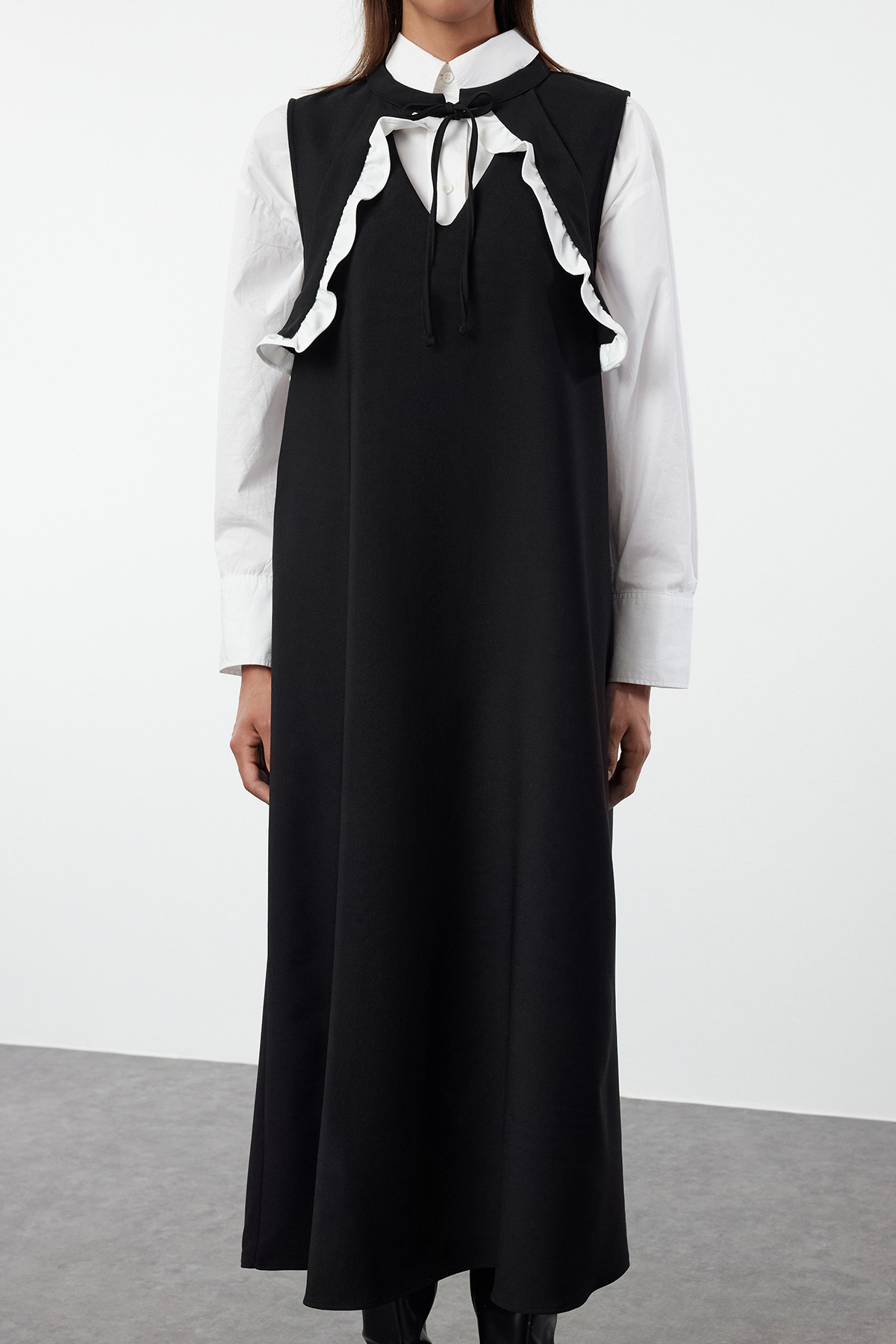 Trendyol Modest-Schwarzes gewebtes Kleid mit Kragendetail TCTAW25EB00072 4