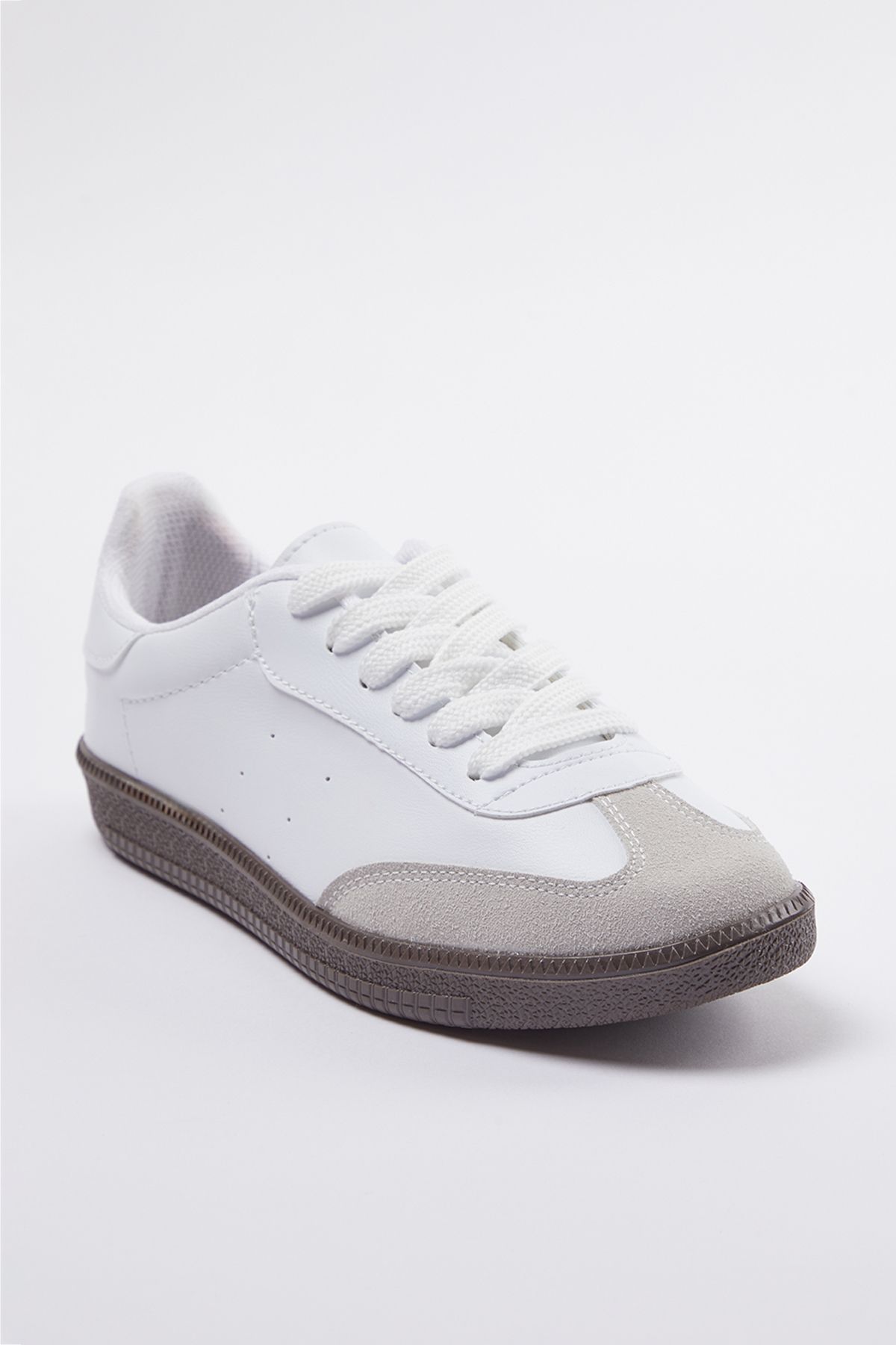 TRENDYOL SHOES-Retro fehér női tornacipő - fűzős Takaw25sn00005 5