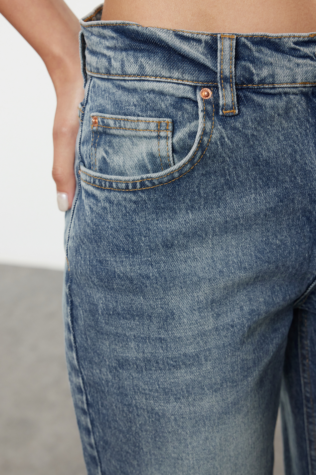 Trendyolmilla  Mavi More Sustainable Soluk Efekt Vintage Normal Bel Straight Jeans TWOAW25JE00076 - Görsel 8