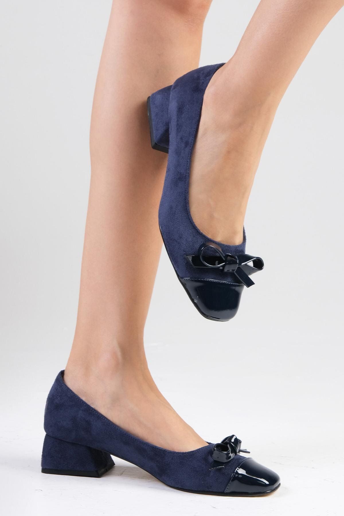 Mio Gusto-Pantofi cu toc scurt pentru femei Cassidy de culoare bleumarin cu vârf tocit, cu accesoriu cu fundă 2