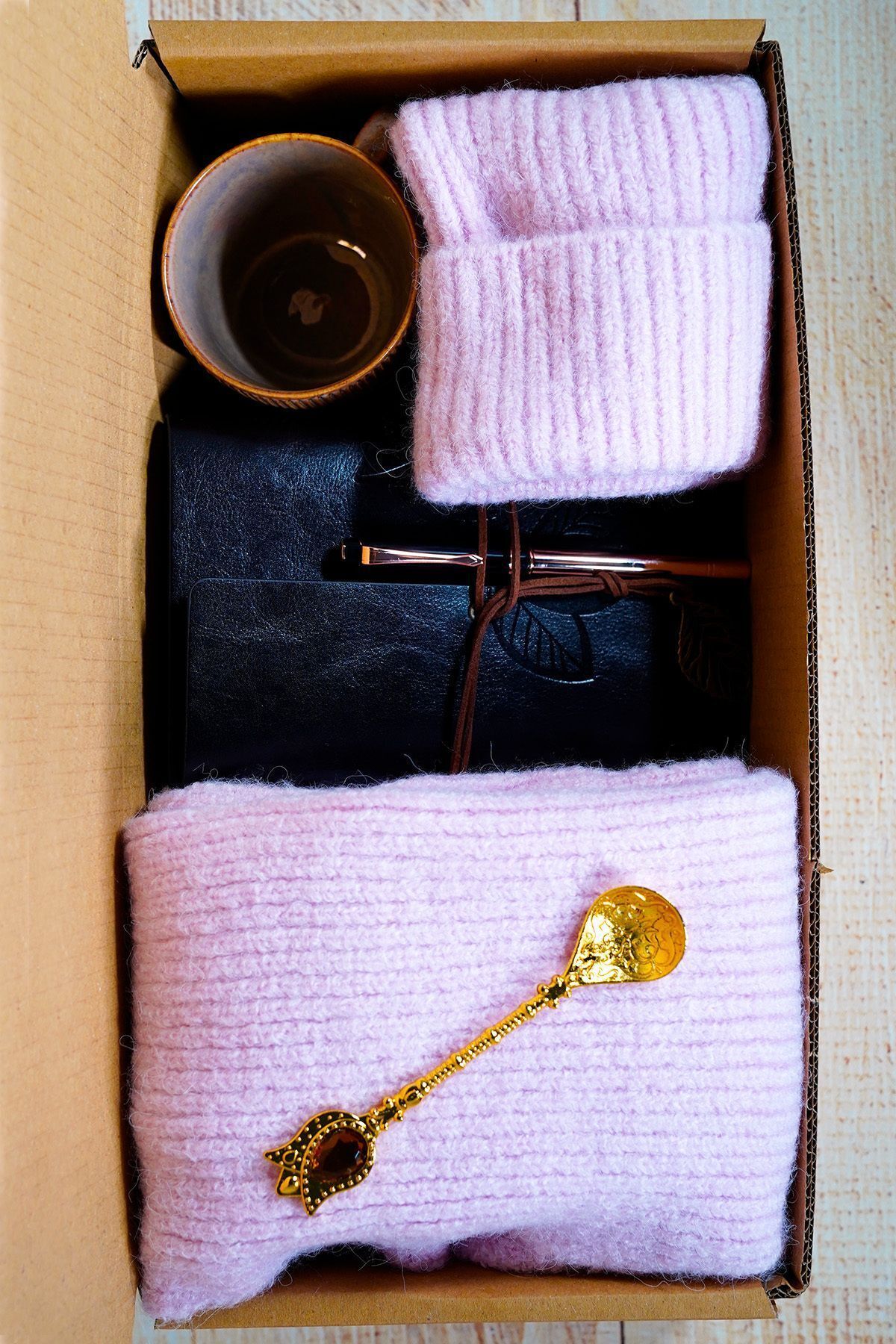 Huge Home Kadın Atkı Bere Takımı Hediye Seti - Kız Kardeşe  - Sevgiliye Hediye Seti