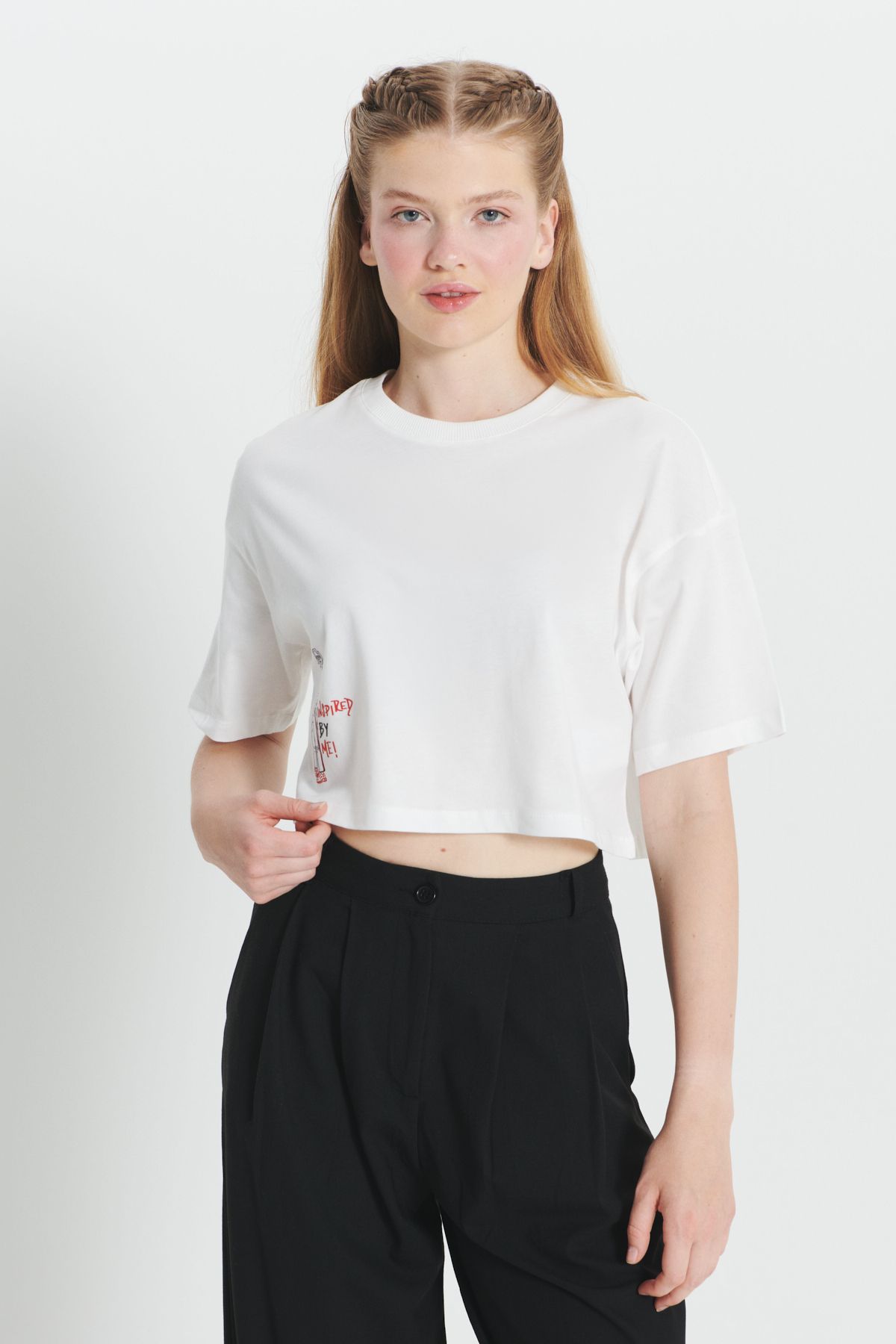 AC&Co / Altınyıldız Classics Ekru Oversize Fit Bol Kesim %100 Pamuk Bisiklet Yaka Baskılı Crop Tişört