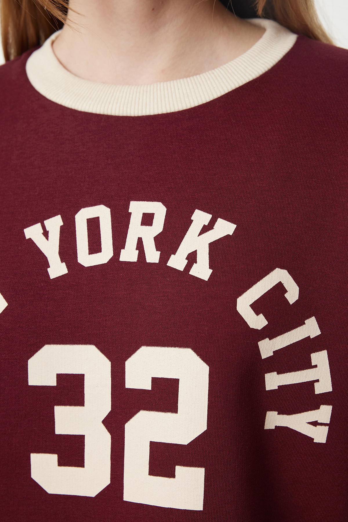 Trendyolmilla  Bordo Renk Bloklu Slogan Oversize/Geniş Kalıp Crop Kalın İçi Polarlı Örme Sweatshirt TWOAW25SW00073 - Görsel 3