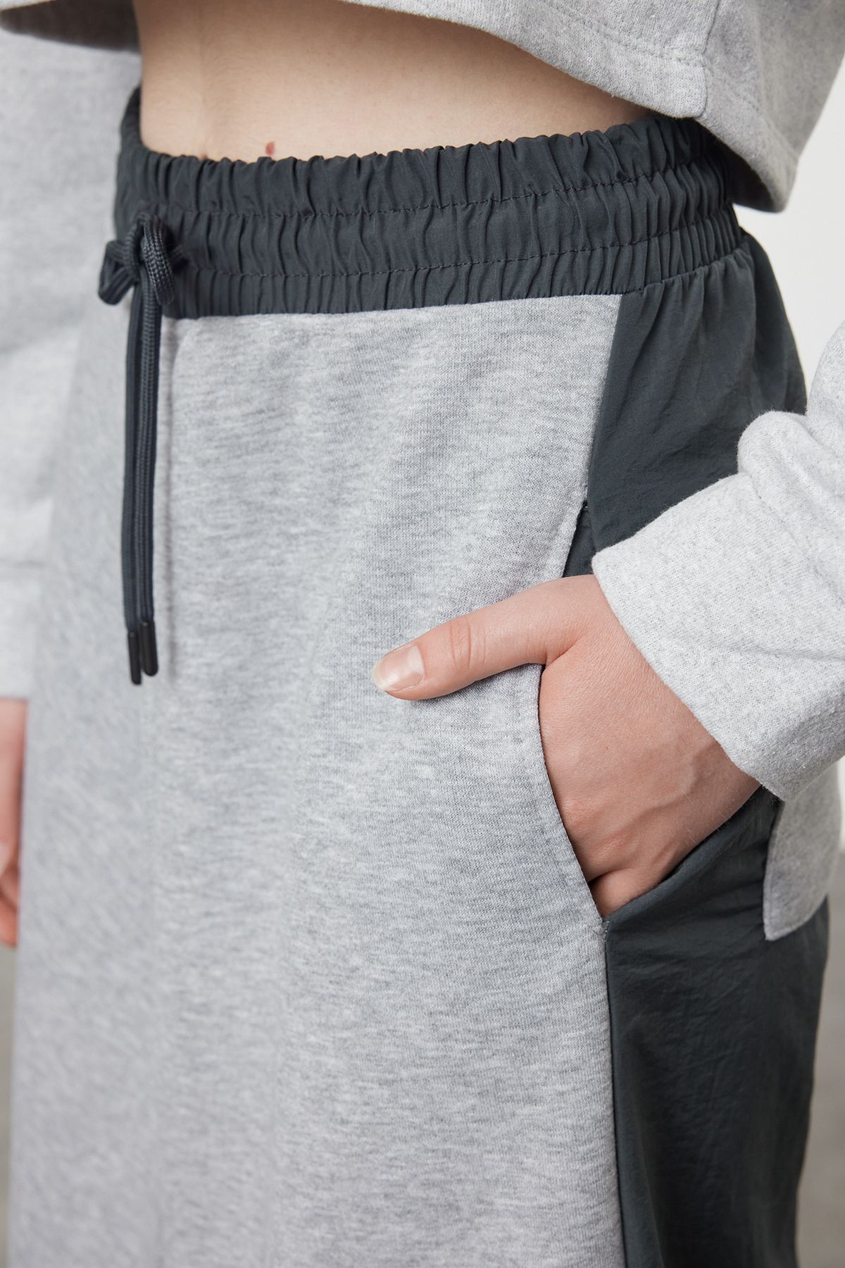 Trendyol Collection-Kényelmes öntött szürke midi szoknya - Twoaw25et00019 4