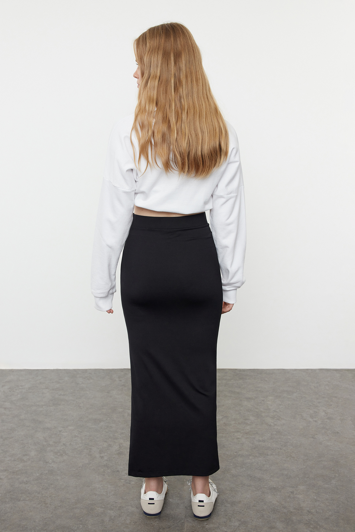 Trendyolmilla  Siyah Poliamid Düz Yırtmaçlı Kalem/Vücuda Oturan Midi Etek TWOAW25ET00046 - Görsel 10