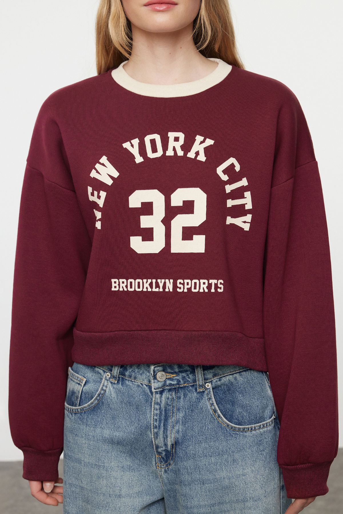 Trendyolmilla  Bordo Renk Bloklu Slogan Oversize/Geniş Kalıp Crop Kalın İçi Polarlı Örme Sweatshirt TWOAW25SW00073 - Görsel 4