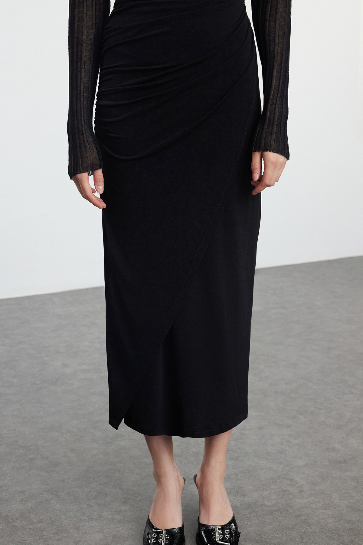 Trendyolmilla  Siyah Büzgü Drape Detaylı Maxi Anvelop Esnek Etek TWOAW25ET00096 - Görsel 7