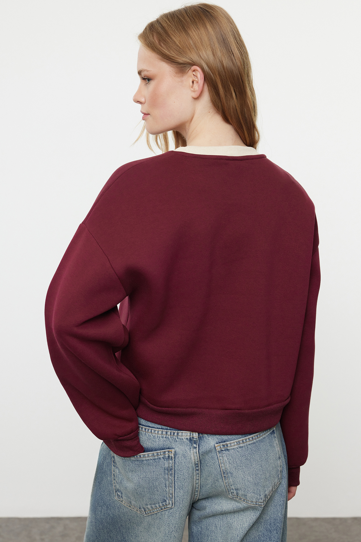 Trendyolmilla  Bordo Renk Bloklu Slogan Oversize/Geniş Kalıp Crop Kalın İçi Polarlı Örme Sweatshirt TWOAW25SW00073 - Görsel 5