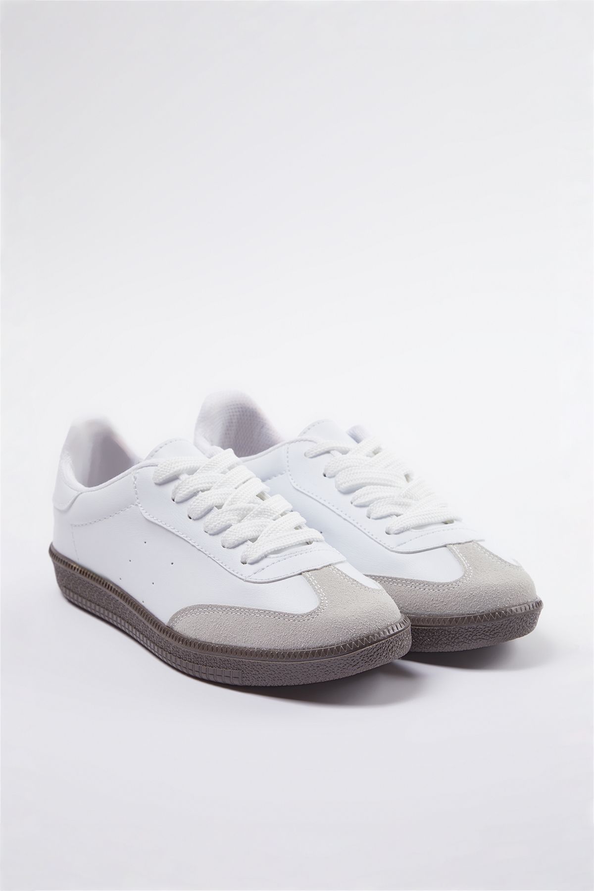TRENDYOL SHOES-Retro fehér női tornacipő - fűzős Takaw25sn00005 3
