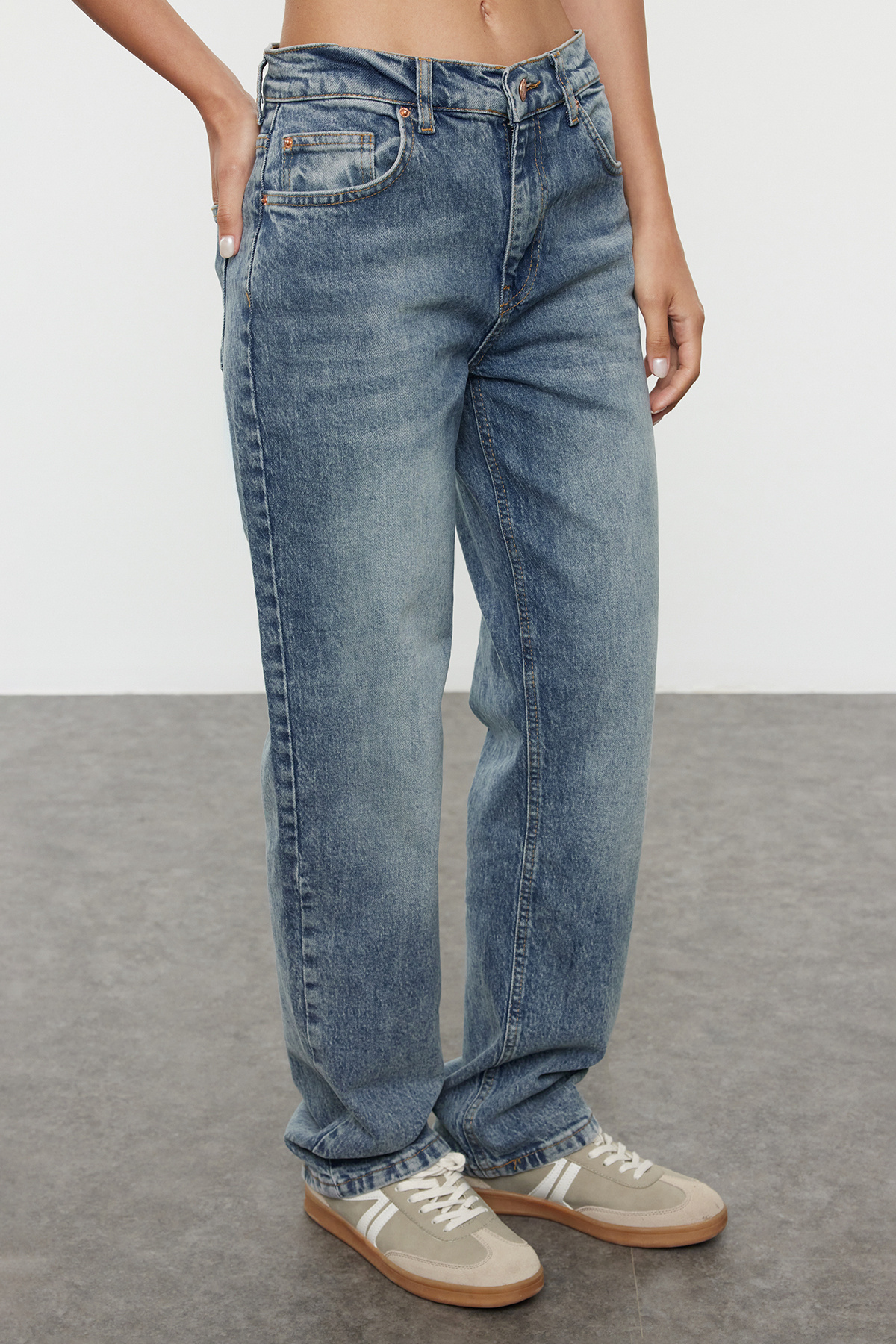 Trendyolmilla  Mavi More Sustainable Soluk Efekt Vintage Normal Bel Straight Jeans TWOAW25JE00076 - Görsel 7