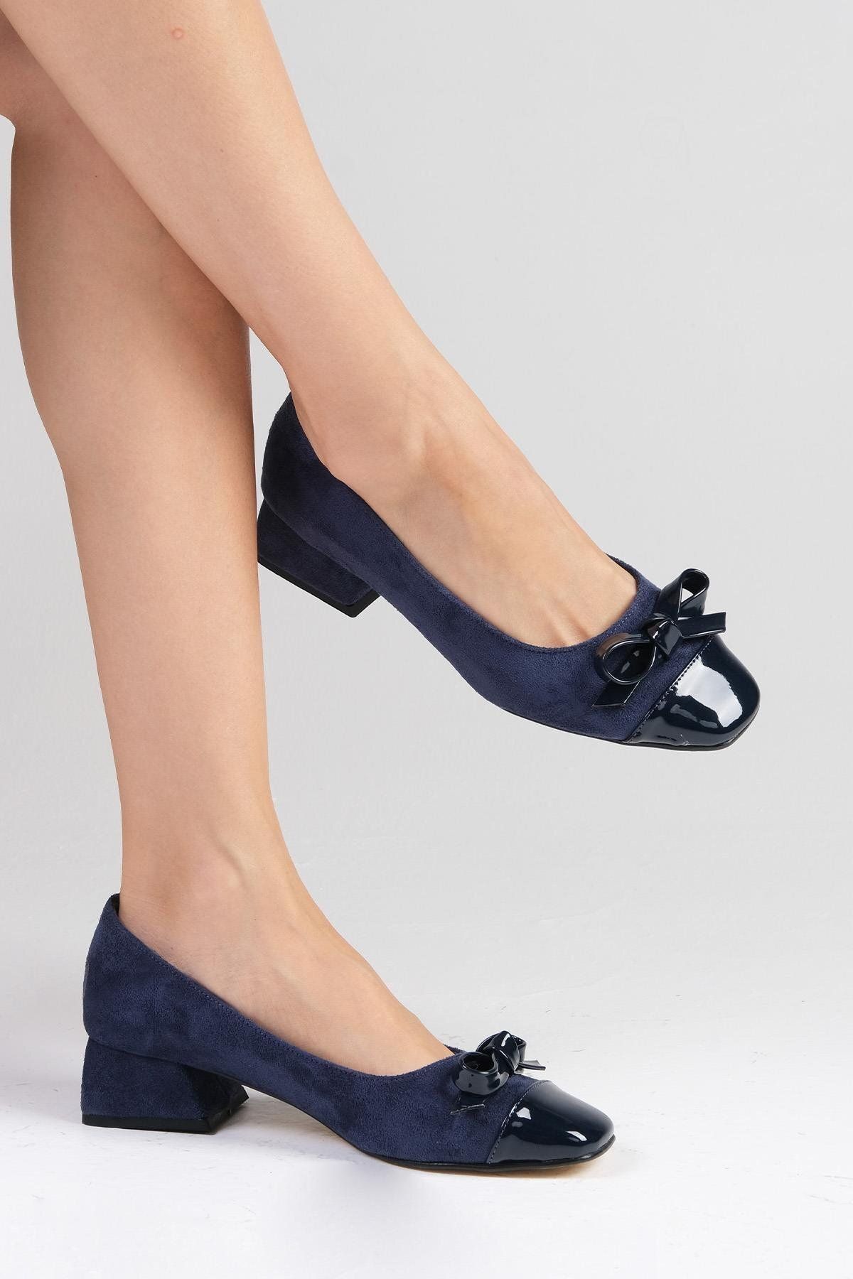 Mio Gusto-Pantofi cu toc scurt pentru femei Cassidy de culoare bleumarin cu vârf tocit, cu accesoriu cu fundă 3