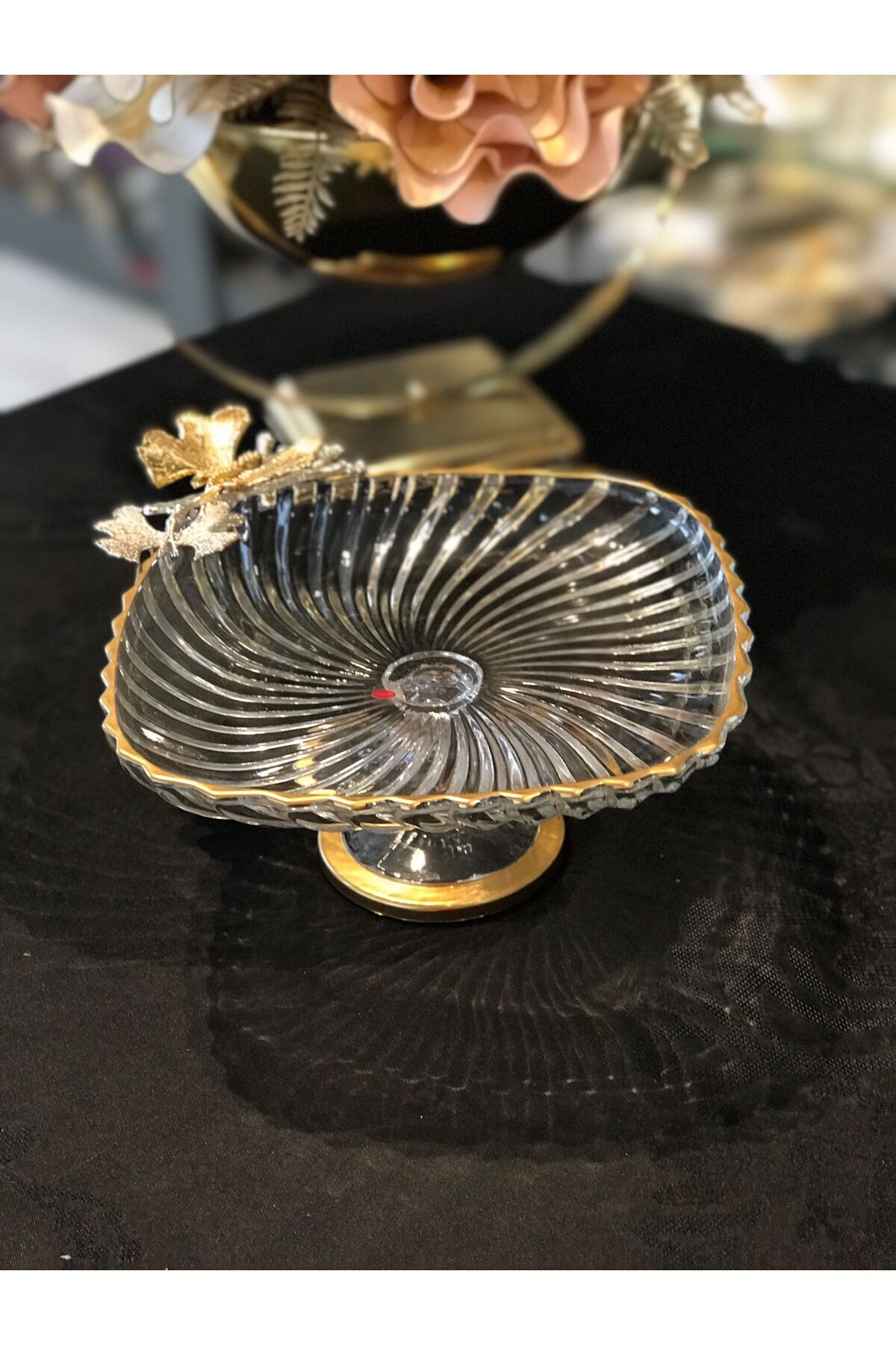 Santara AVANGARDE PRODUCT METAL DOUBLE BUTTERFLY GOLD STARED FOOT SQUARE PRESENTATION