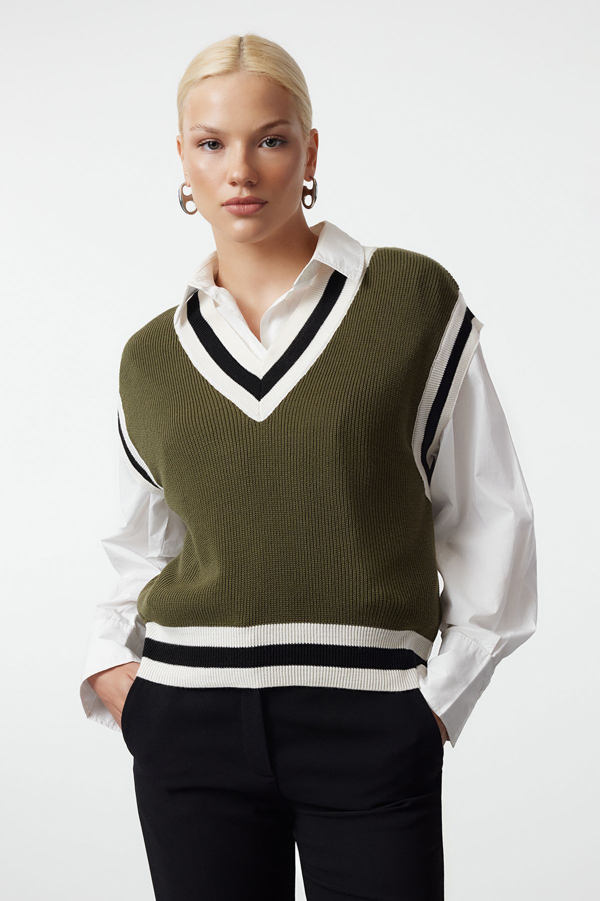 Trendyol Collection Khaki Sweter Z Dekoltem W Serek - Dzianina, Kobieta - M