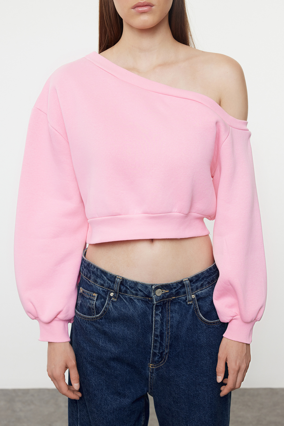 سويشرت زنانه يقه نامتقارن صورتي منظم و ضخيم  TRENDYOLMILLA