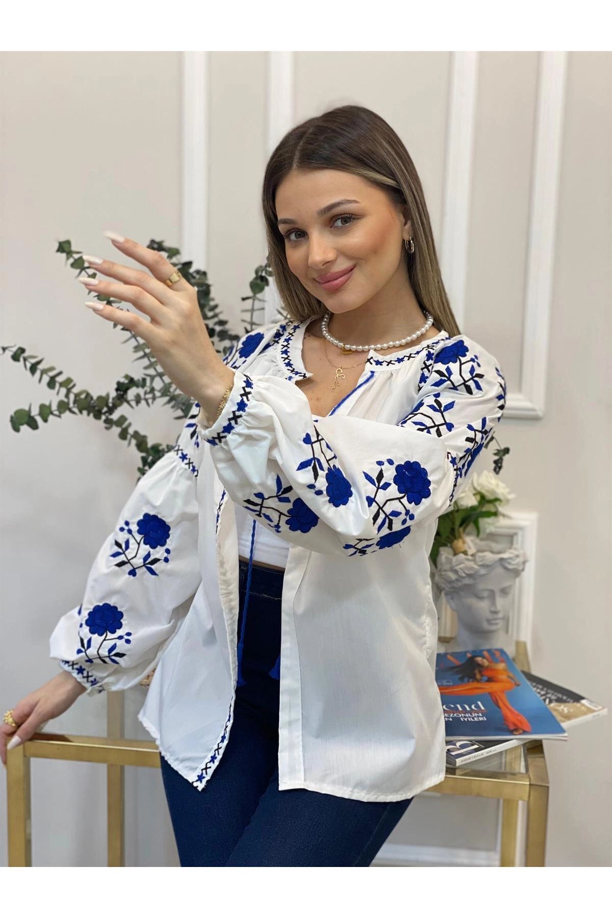 Kadın Tasarım Beyaz Üzerine Mavi Nakışlı Gömlek Ceket - Ekru