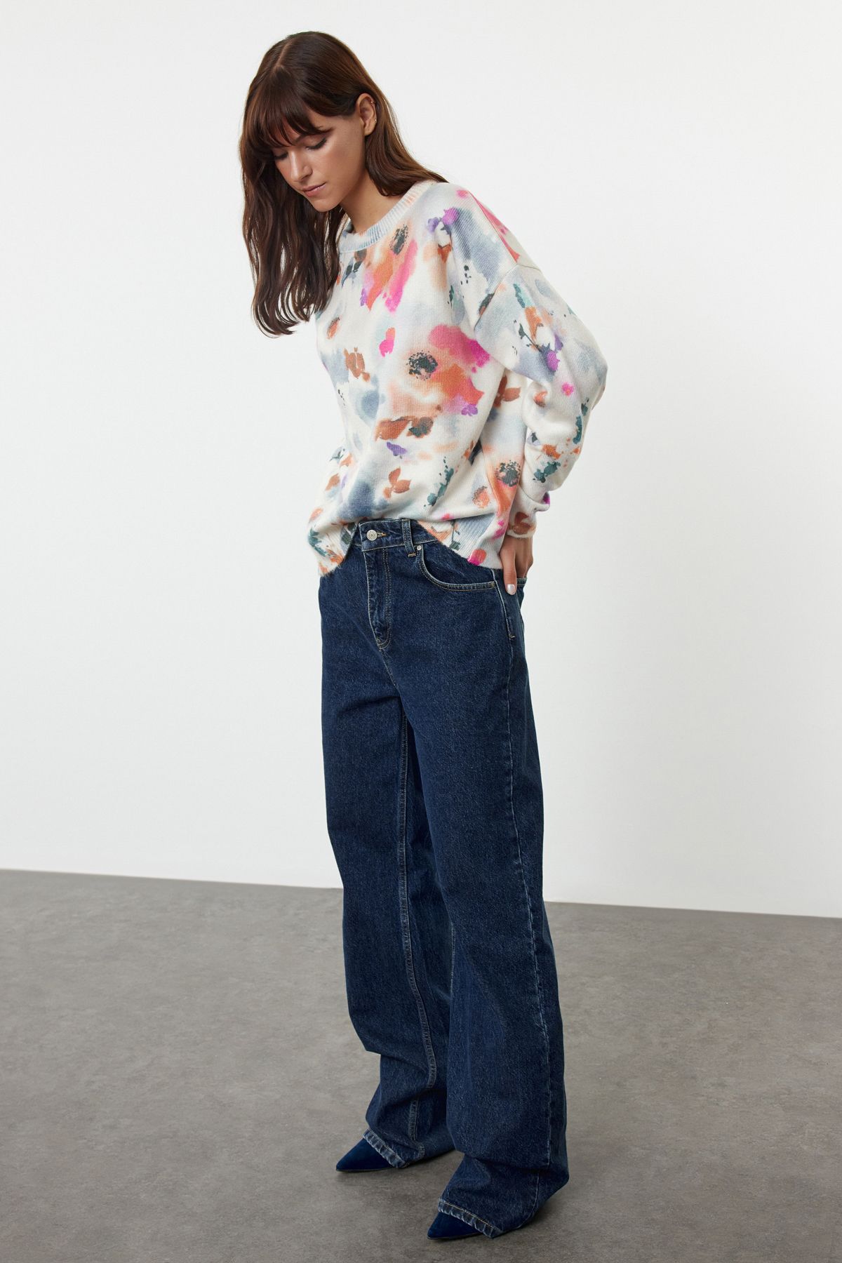 Trendyol Collection-Weicher, strukturierter, ecrufarbener Strickpullover mit Blumenmuster – TWOAW25KZ00237 2