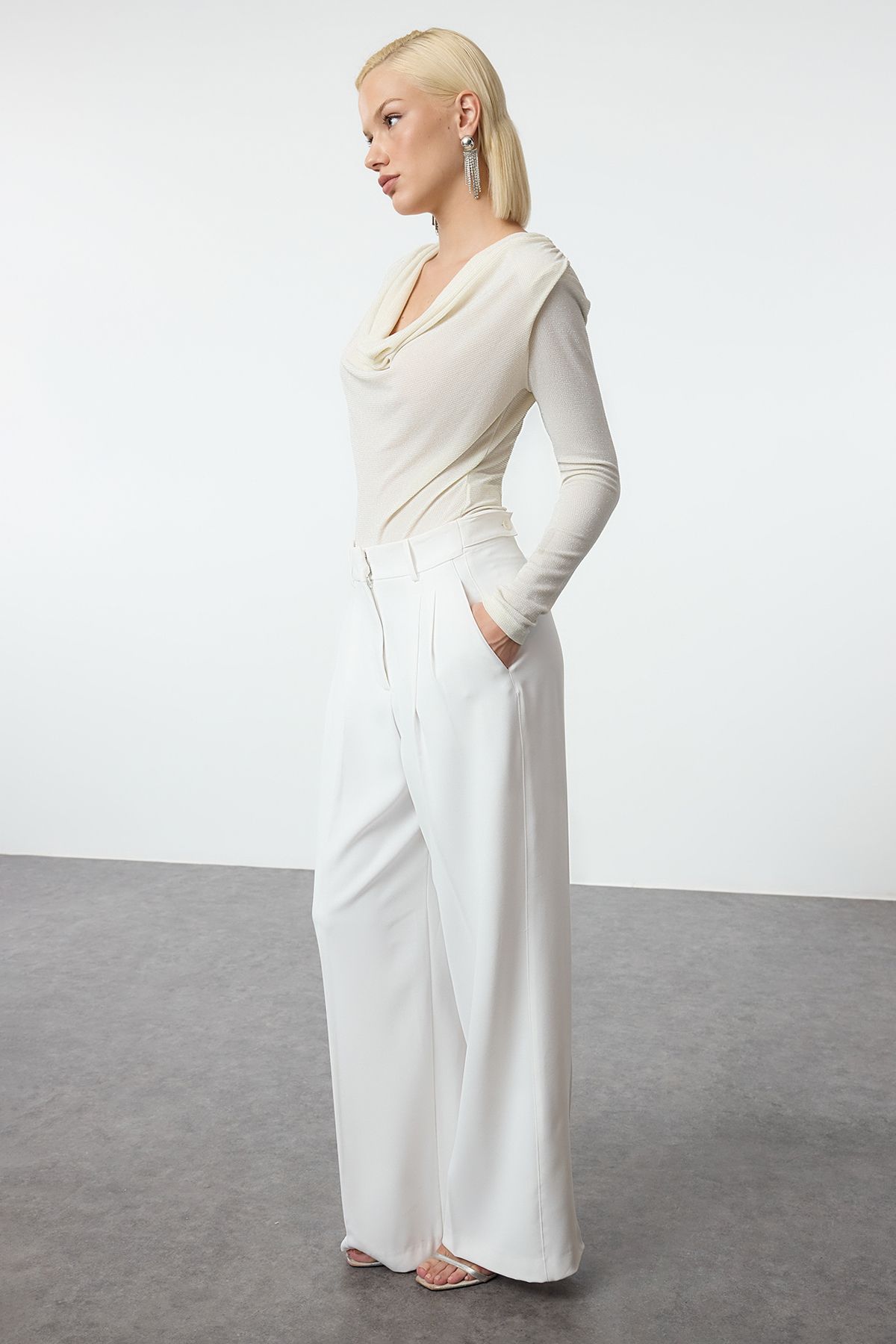 Trendyol Collection-Třpytivé Ecru Knitted Body - límec Degaje TPRAW25BD00002 3