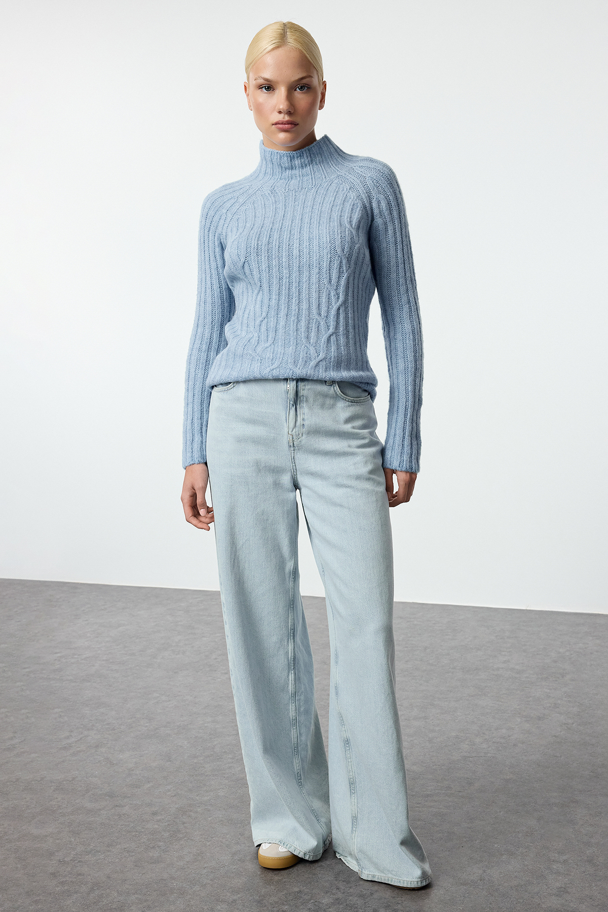 Trendyol Collection Miękki sweter z dzianiny - kołnierz stójka, dzianinowe detale, bezszwowe - niebieski Twoaw25Kz00049