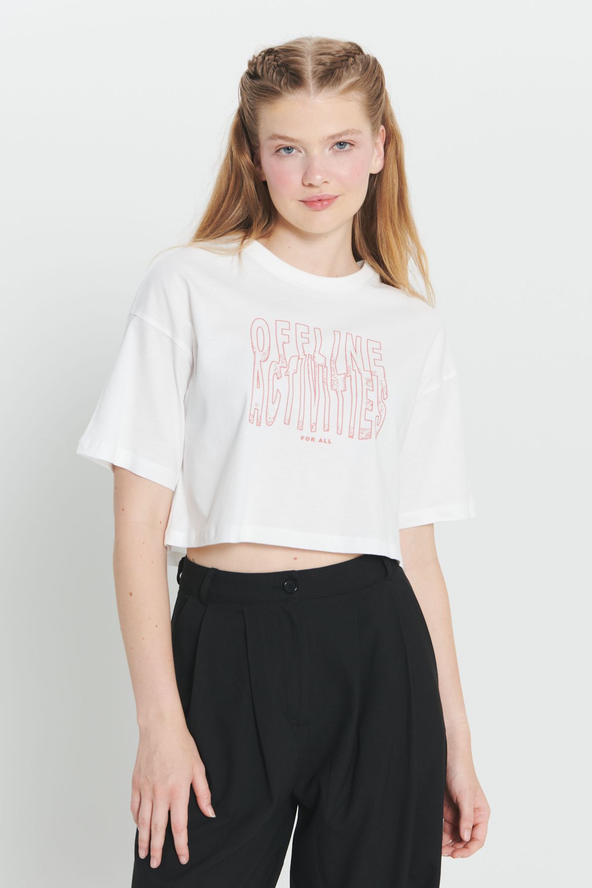 AC&Co / Altınyıldız Classics Ekru Oversize Fit Bol Kesim %100 Pamuk Bisiklet Yaka Baskılı Crop Tişört