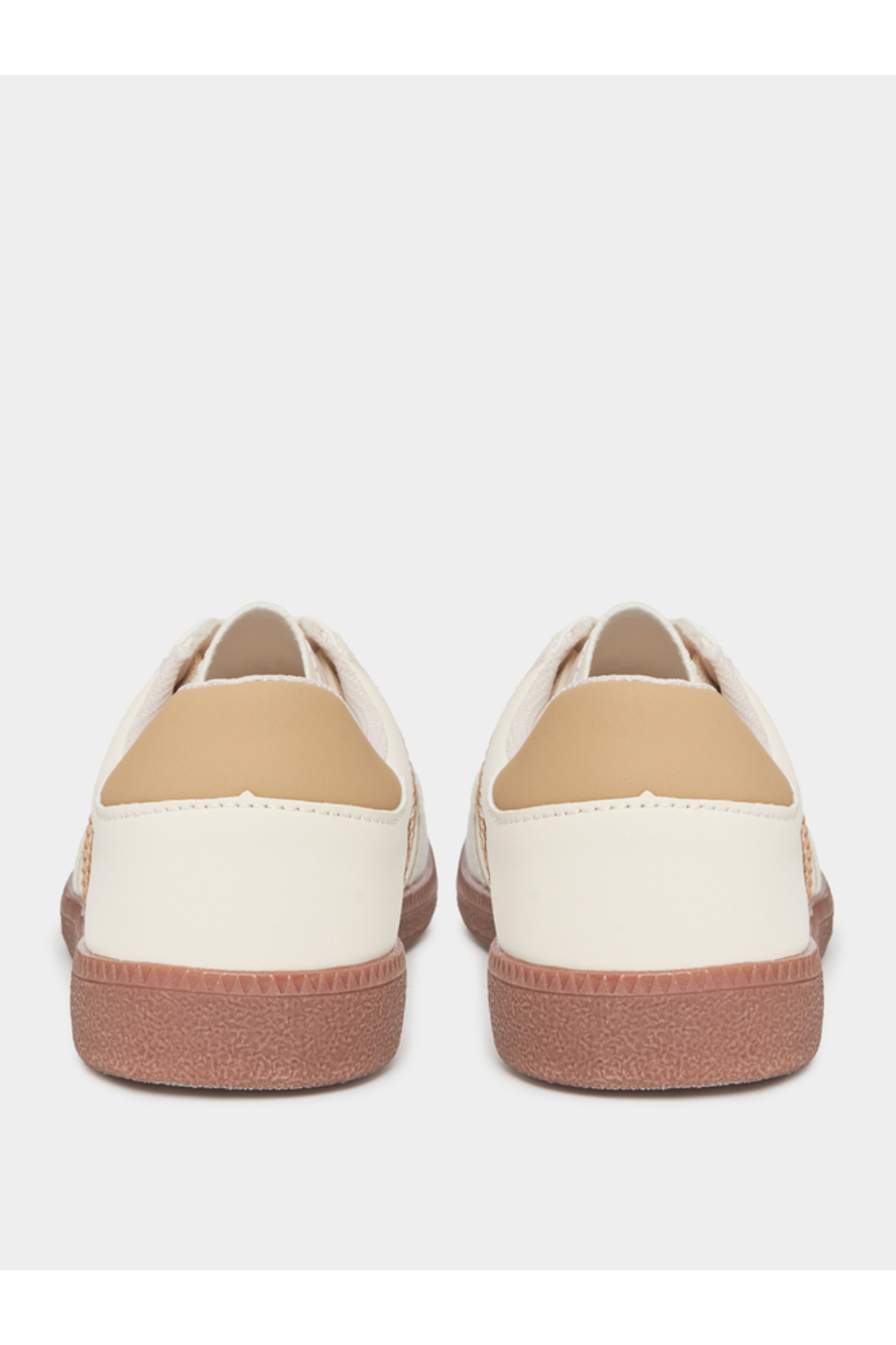 حذاء رياضي بتصميم غزال مخطط