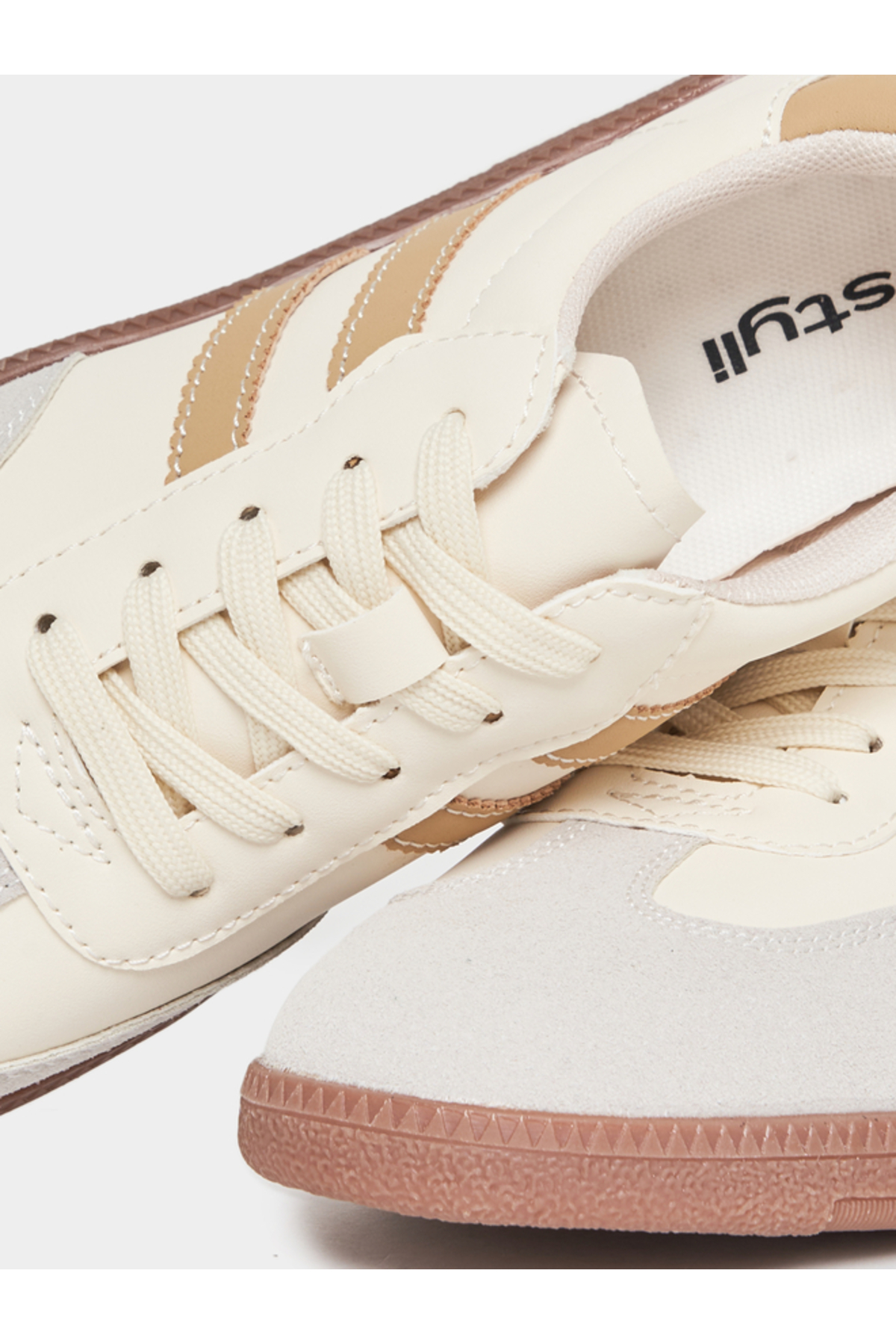 حذاء رياضي بتصميم غزال مخطط