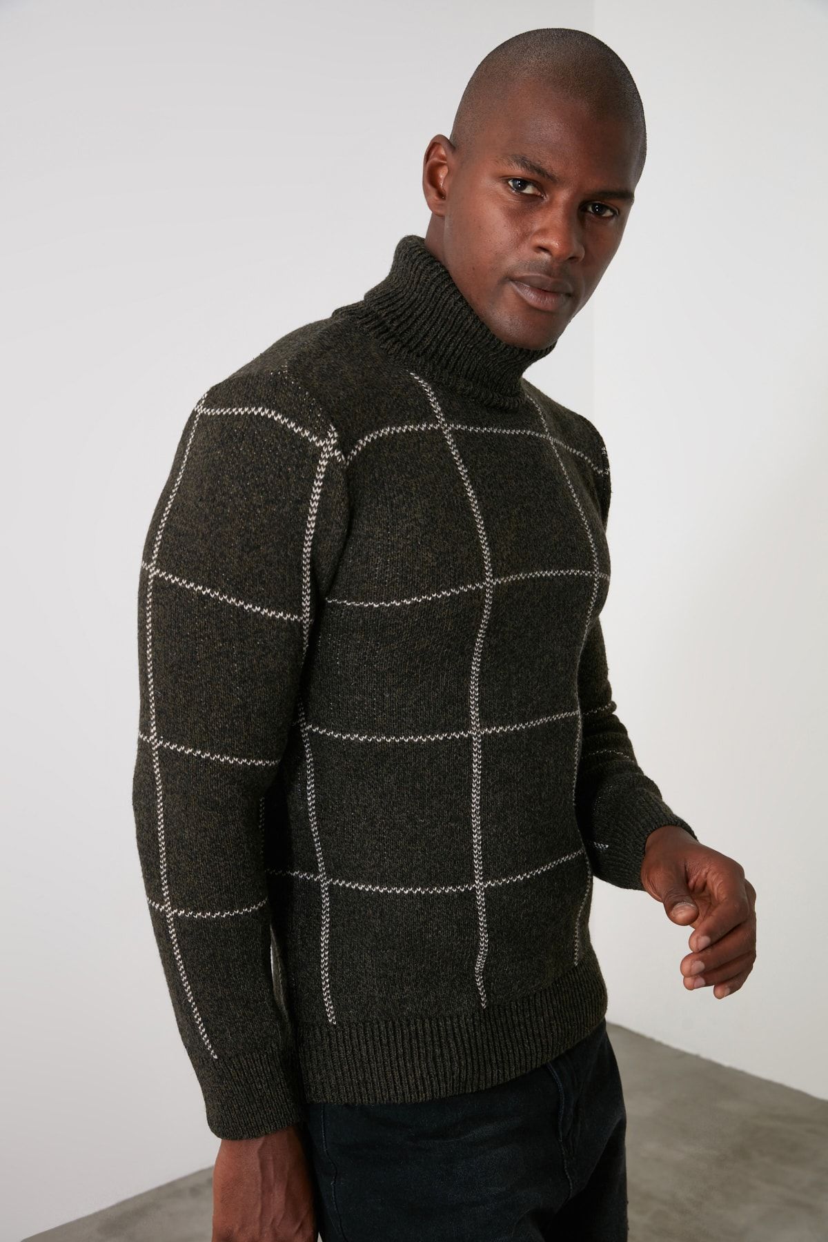Trendyol Collection-Khakifarbener Rollkragenpullover mit schmaler Passform und schmaler Passform TMNAW21KZ0398 2