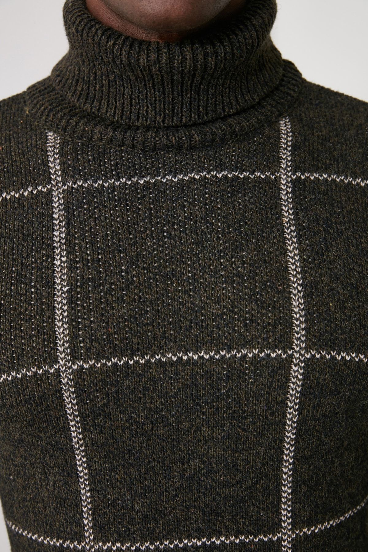 Trendyol Collection-Khakifarbener Rollkragenpullover mit schmaler Passform und schmaler Passform TMNAW21KZ0398 4