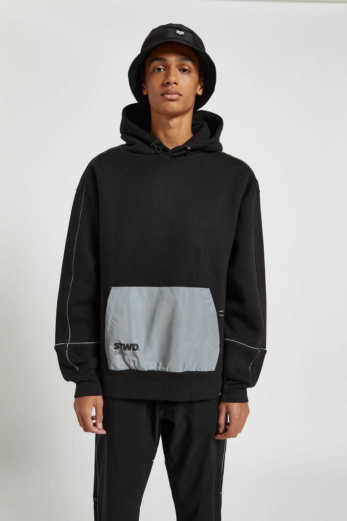 Pull Bear Erkek Siyah Fosforlu Detayli Siyah Kapusonlu Sweatshirt 09594532 Trendyol